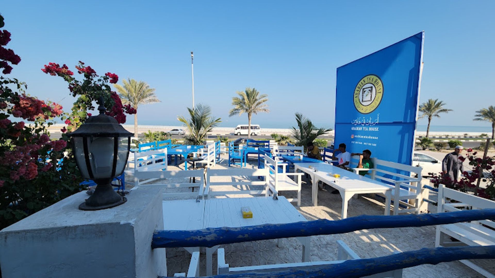 فضای آبی و سفید رنگ رستوران اربیان تی هاوس