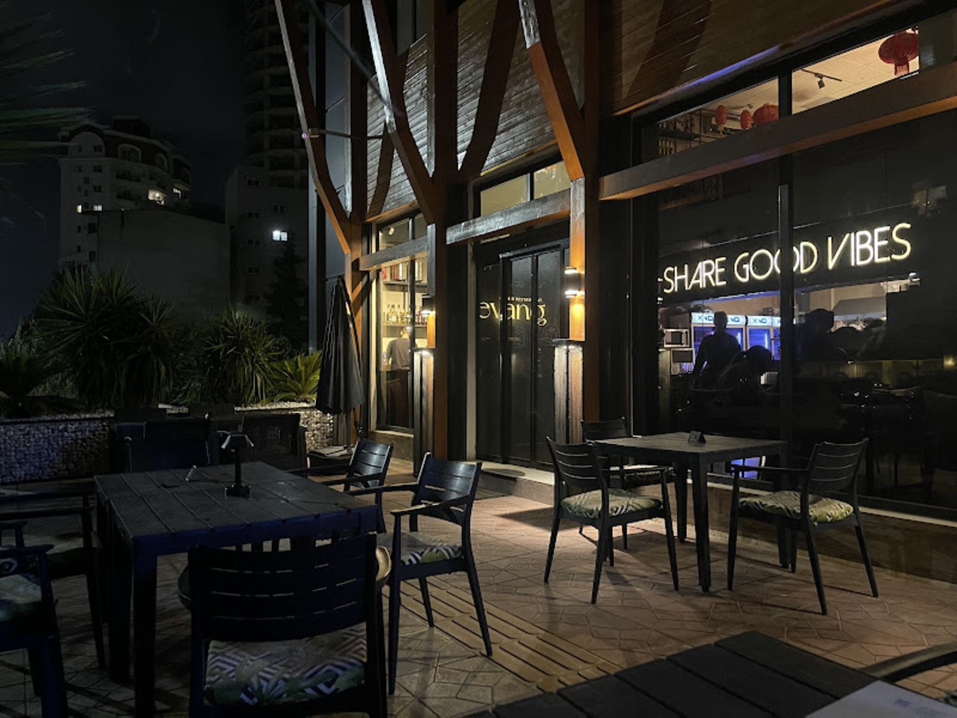 فضای بیرونی کافه رستوران دوانژ