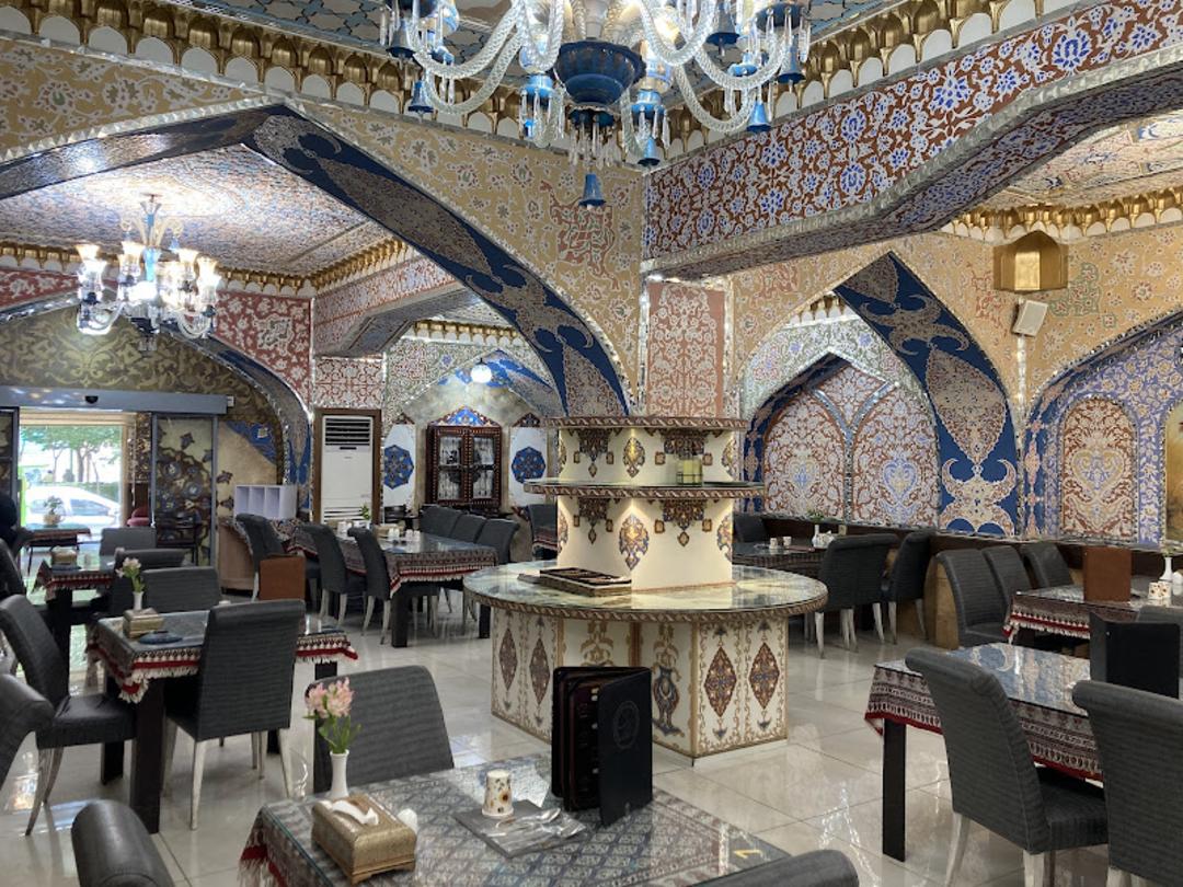 کاشیکاری و فضای سنتی رستوران آراخوان اصفهان