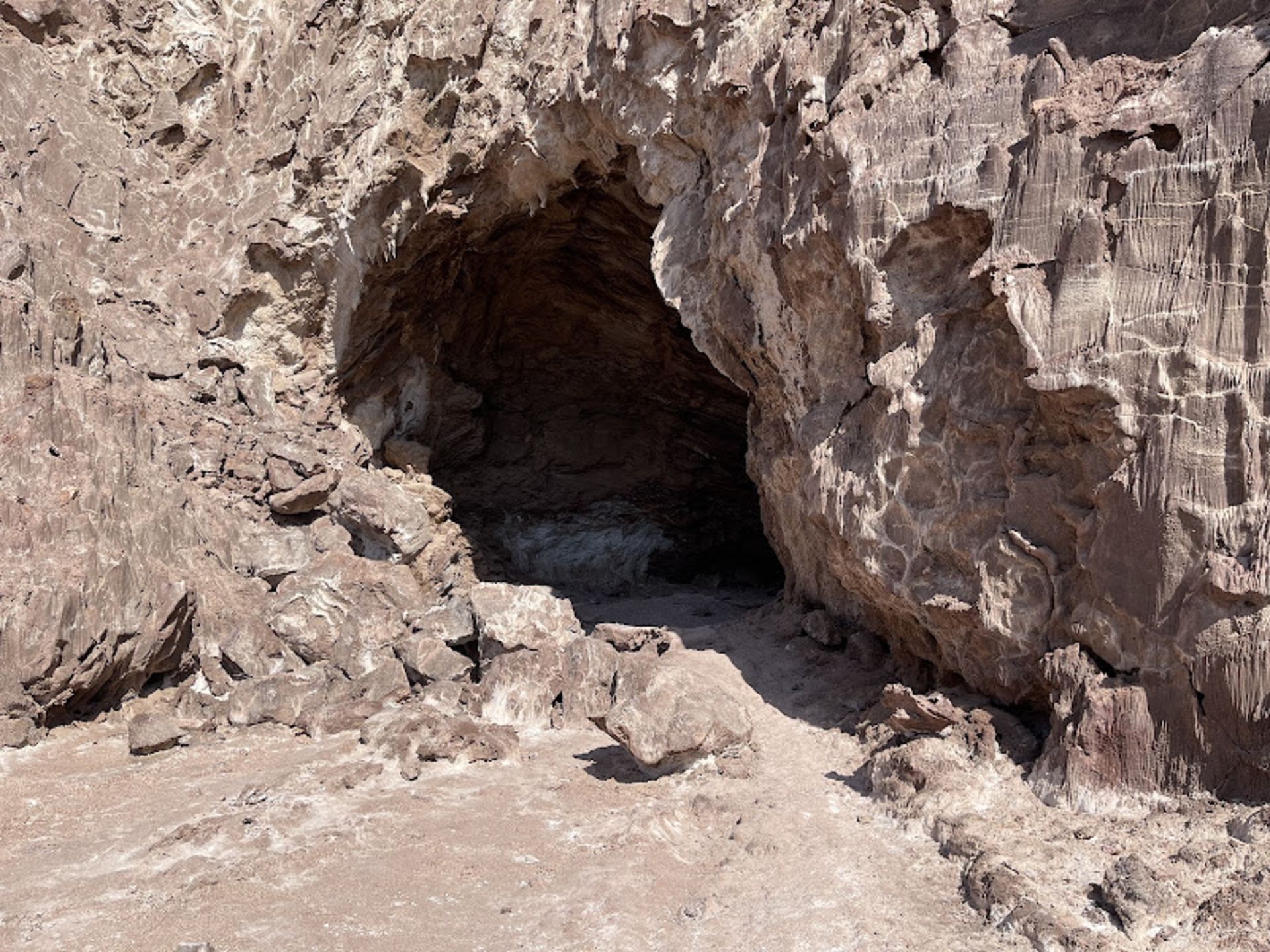 دهانه ورودی غار نمکدان قشم