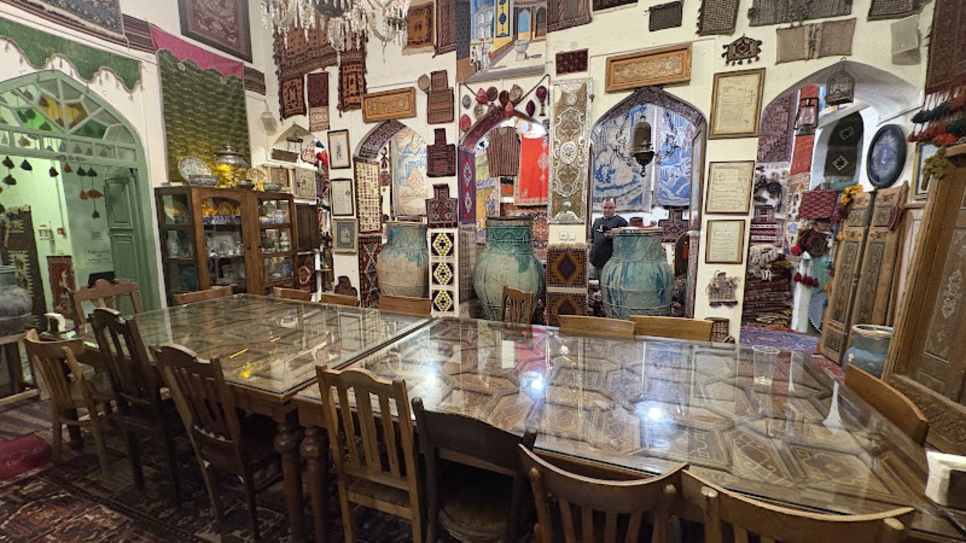 دیوار کافه عمارت نمکدان با اشیای عتیقه