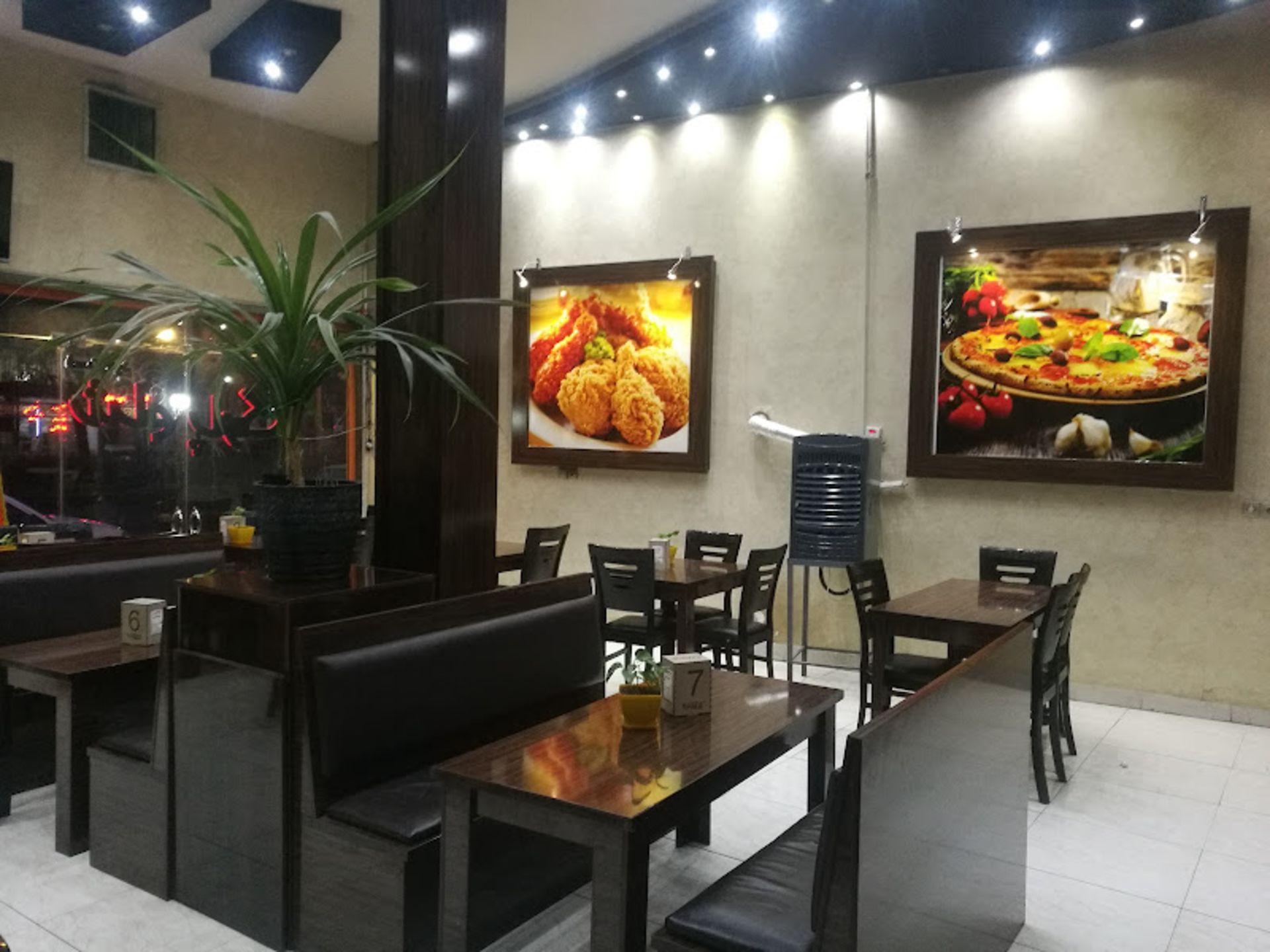 دکور چوبی قهوه ای رنگ کافه رستوران شام پارک