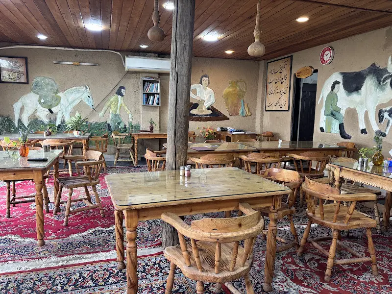 فضای سنتی رستوران ستاره سو تنکابن
