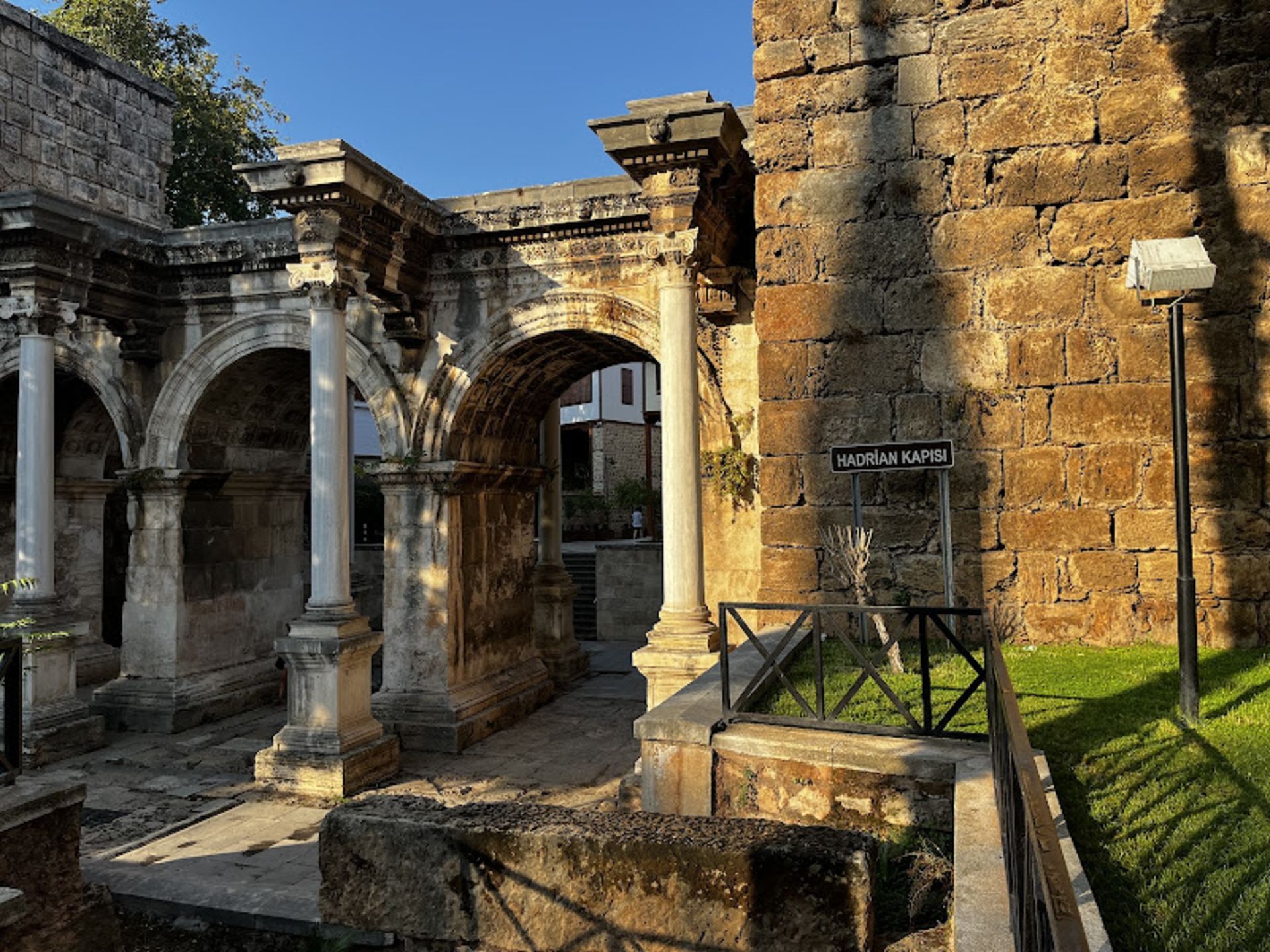دروازه هادریان در آنتالیا