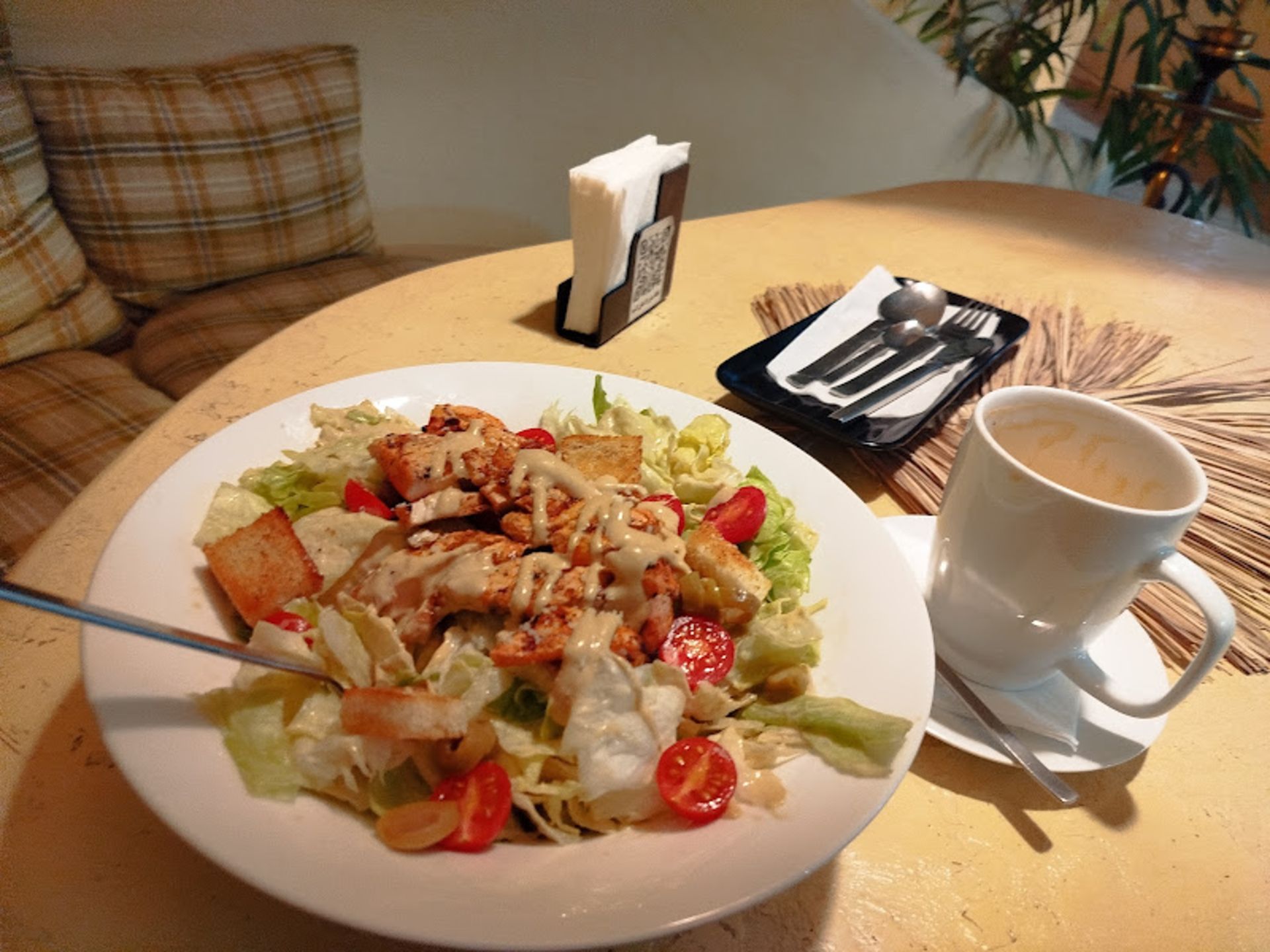 سالاد در کافه رستوران برگاموت