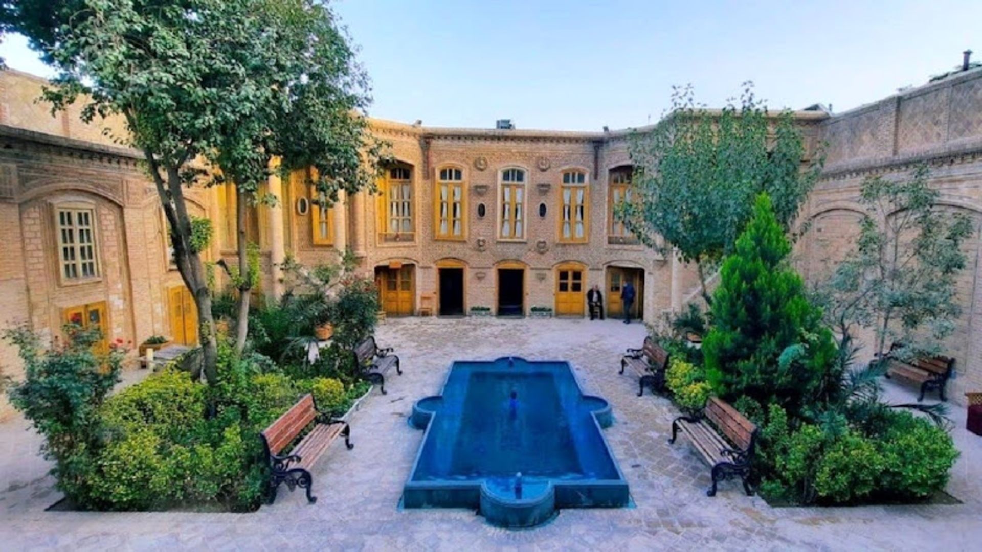 حیاط و نمای بیرونی خانه تاریخی توکلی