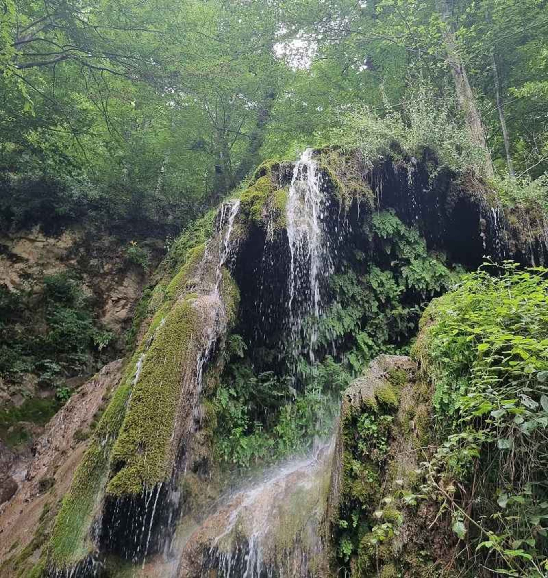 جریان آب آبشار اسپه او روی کوه های سبز