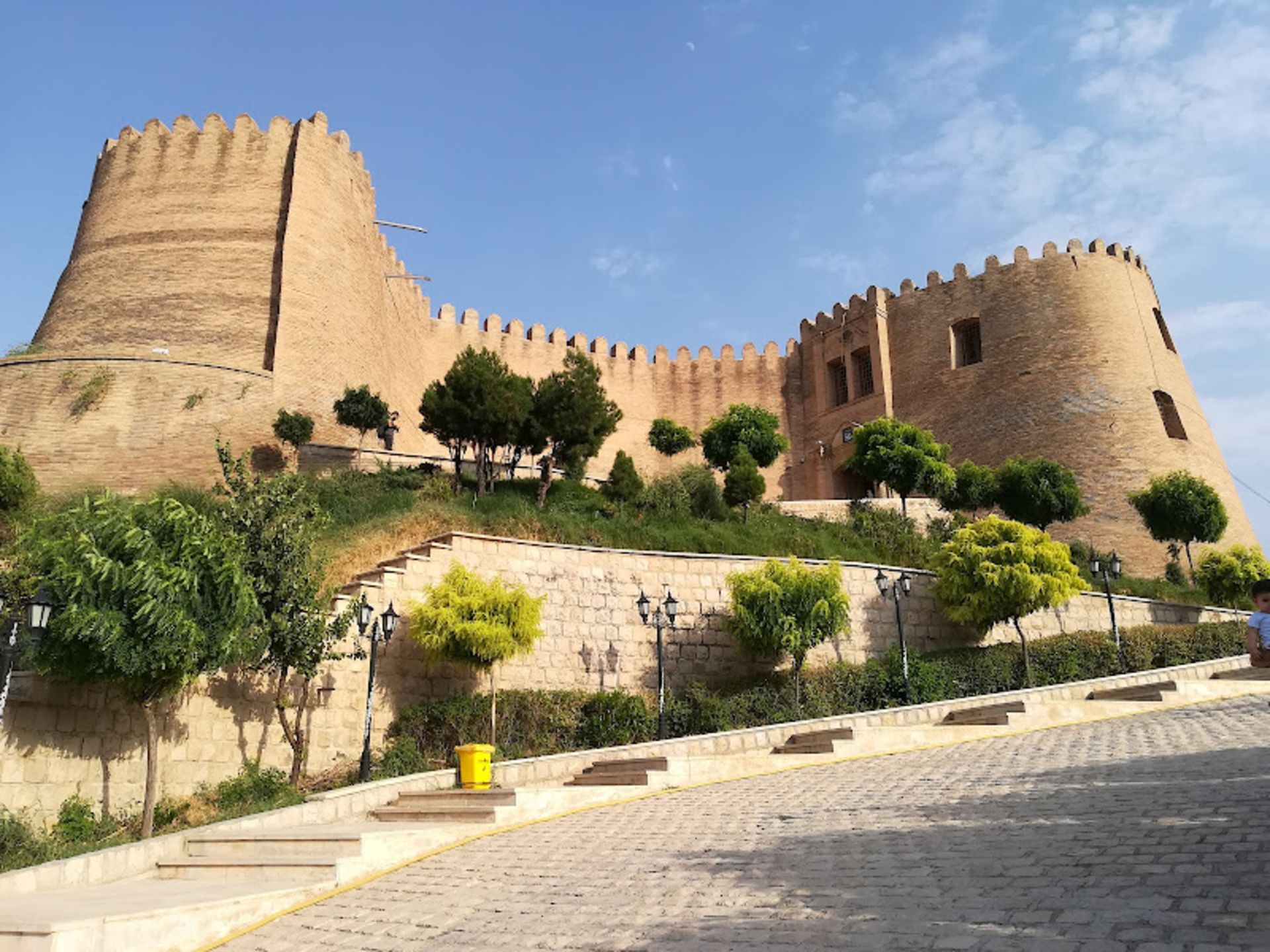 نمای بیرونی از ساختمان آجری قلعه فلک الافلاک