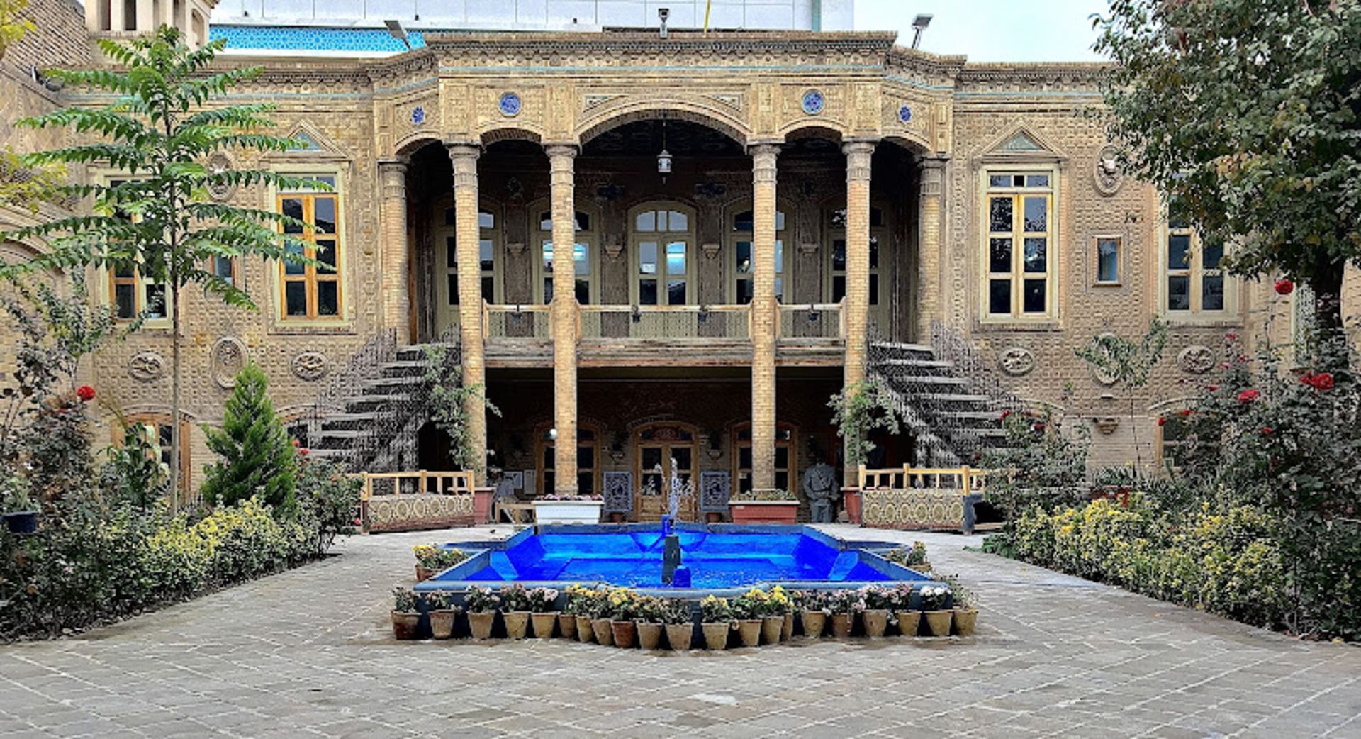 نمای بیرونی و حیاط خانه تاریخی داروغه 