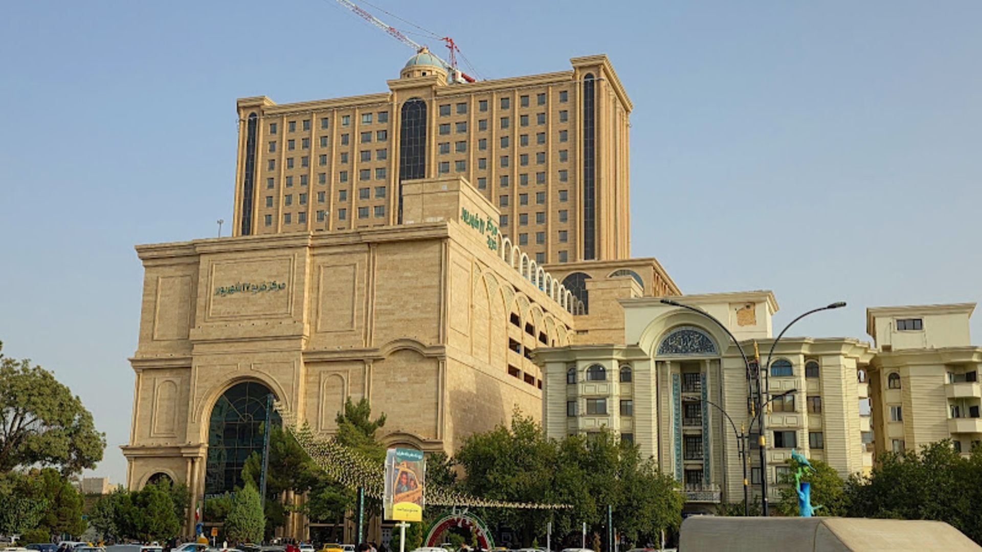 ساختمان آجری مرکز خرید ۱۷ شهریور مشهد 