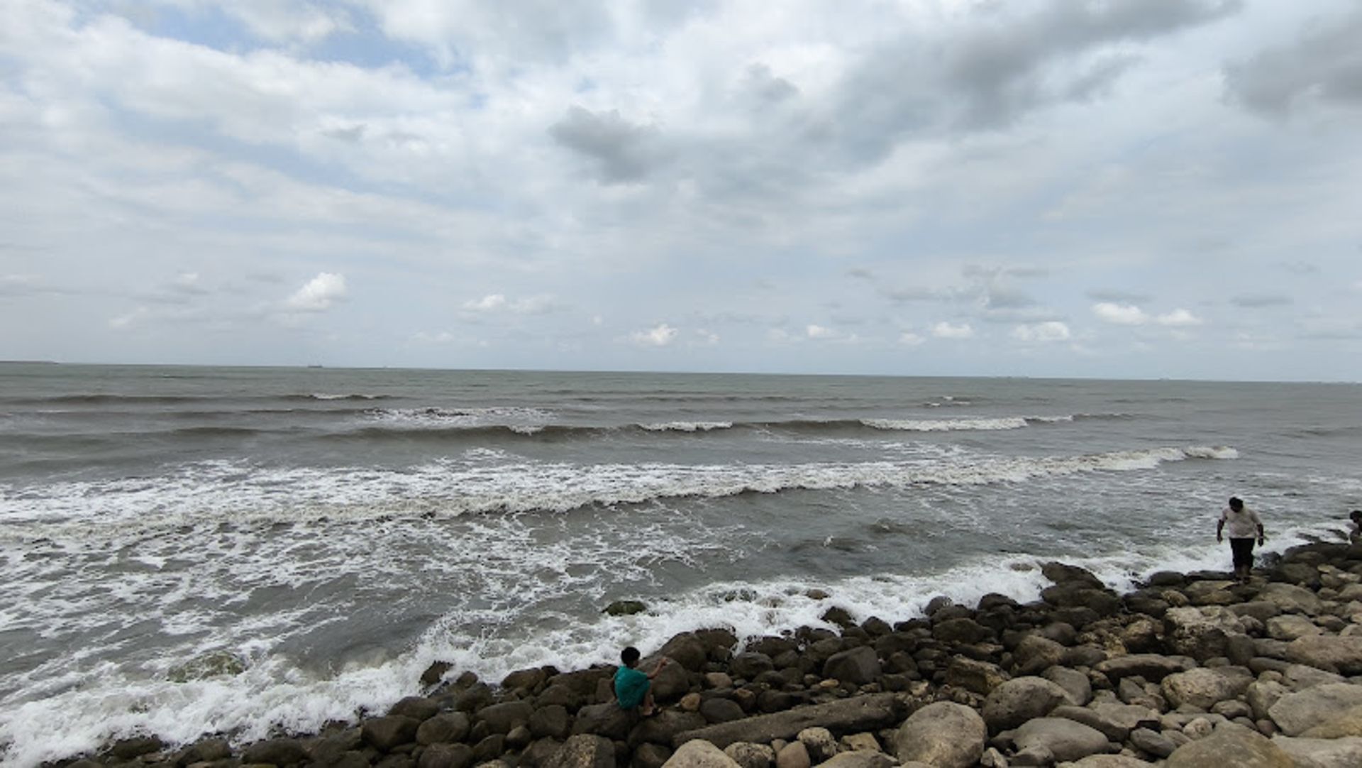 ساحل سنگی در مجتمع ساحلی و تفریحی یاقوت سرخ