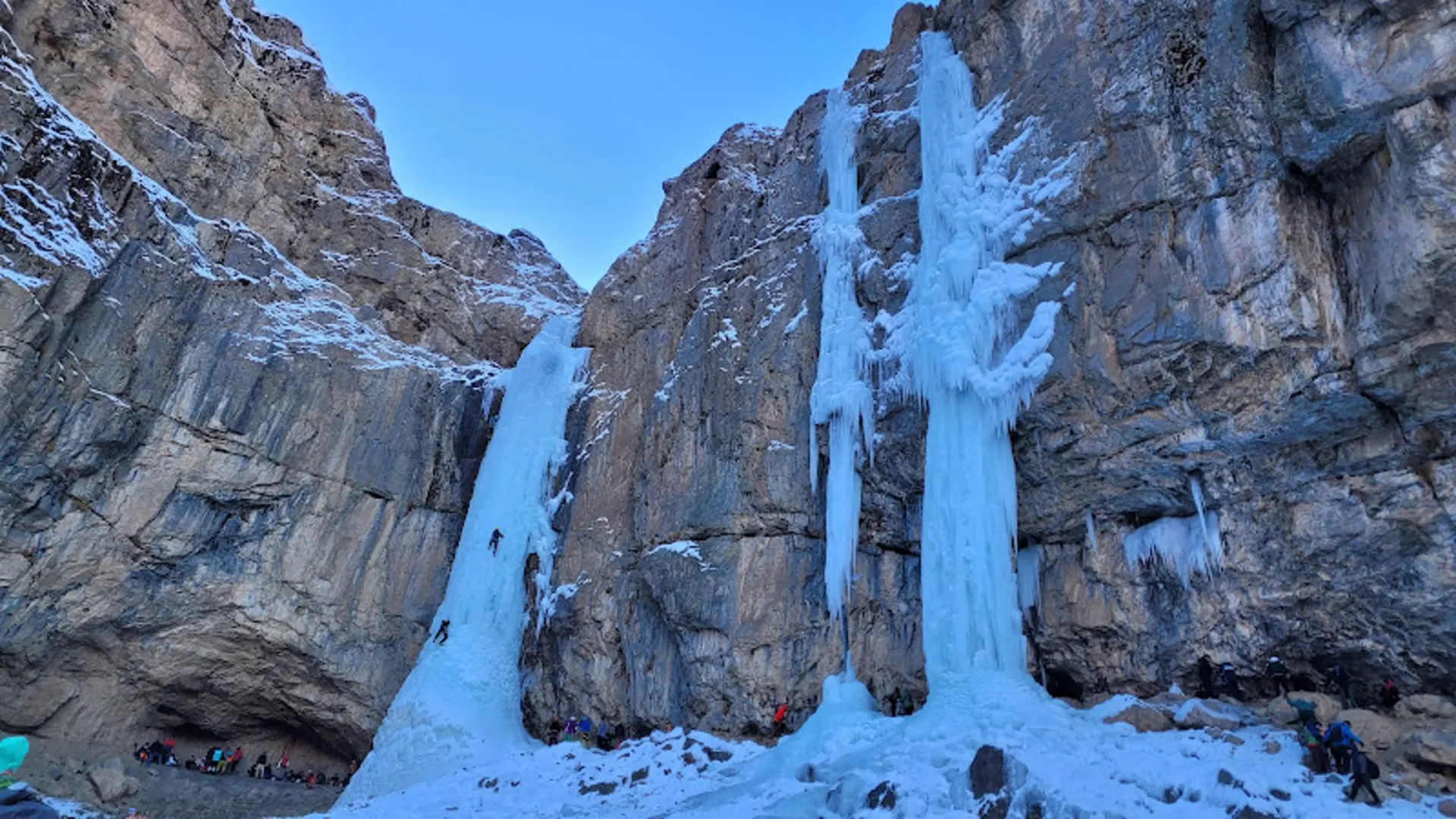 آبشار یخ زده خور در فصل زمستان
