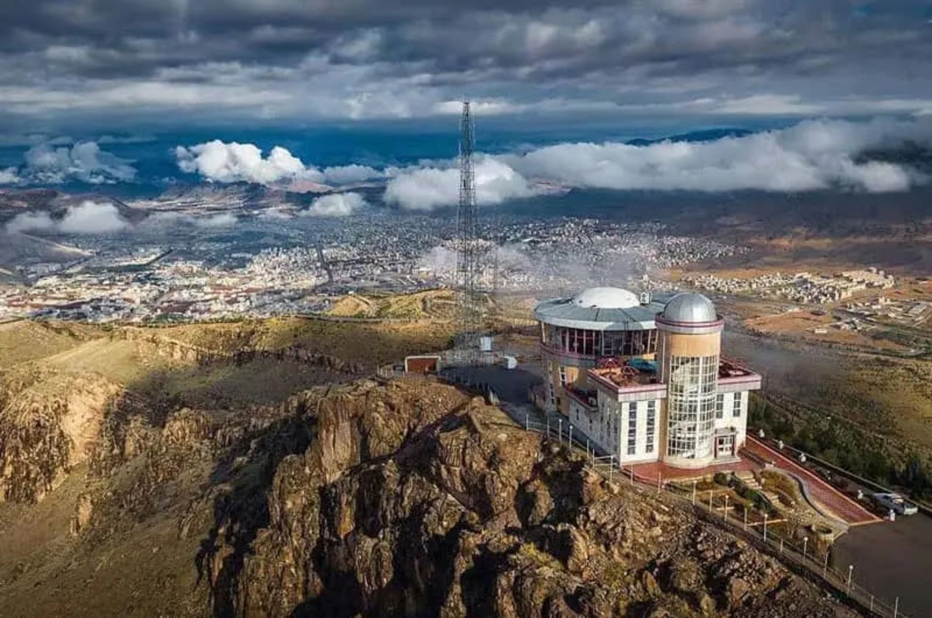 تصویر هوایی از رصدخانه کاسپین در بام لرستان