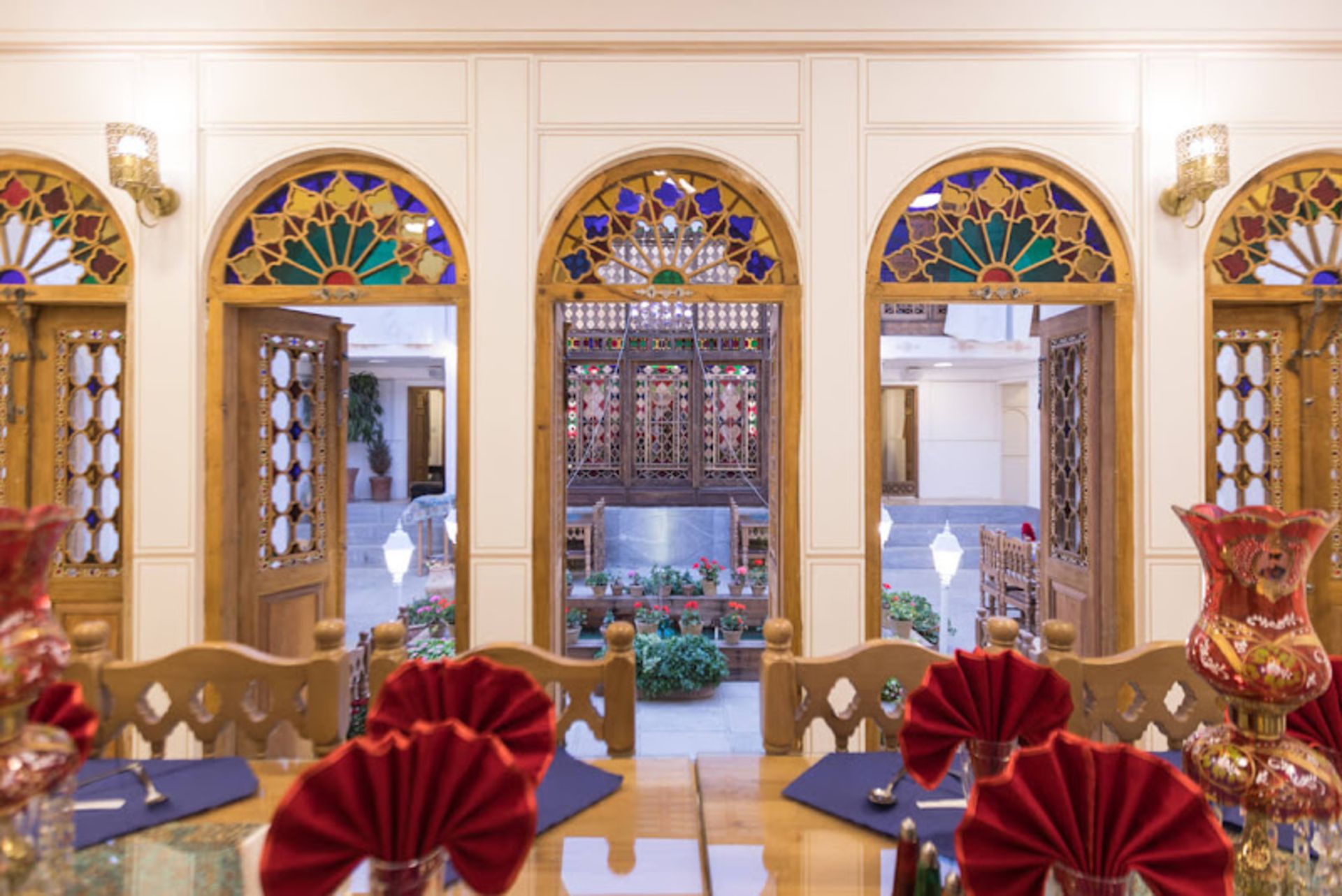 چیدمان میزهای کافه رستوران همدم السلطنه در فضای سنتی