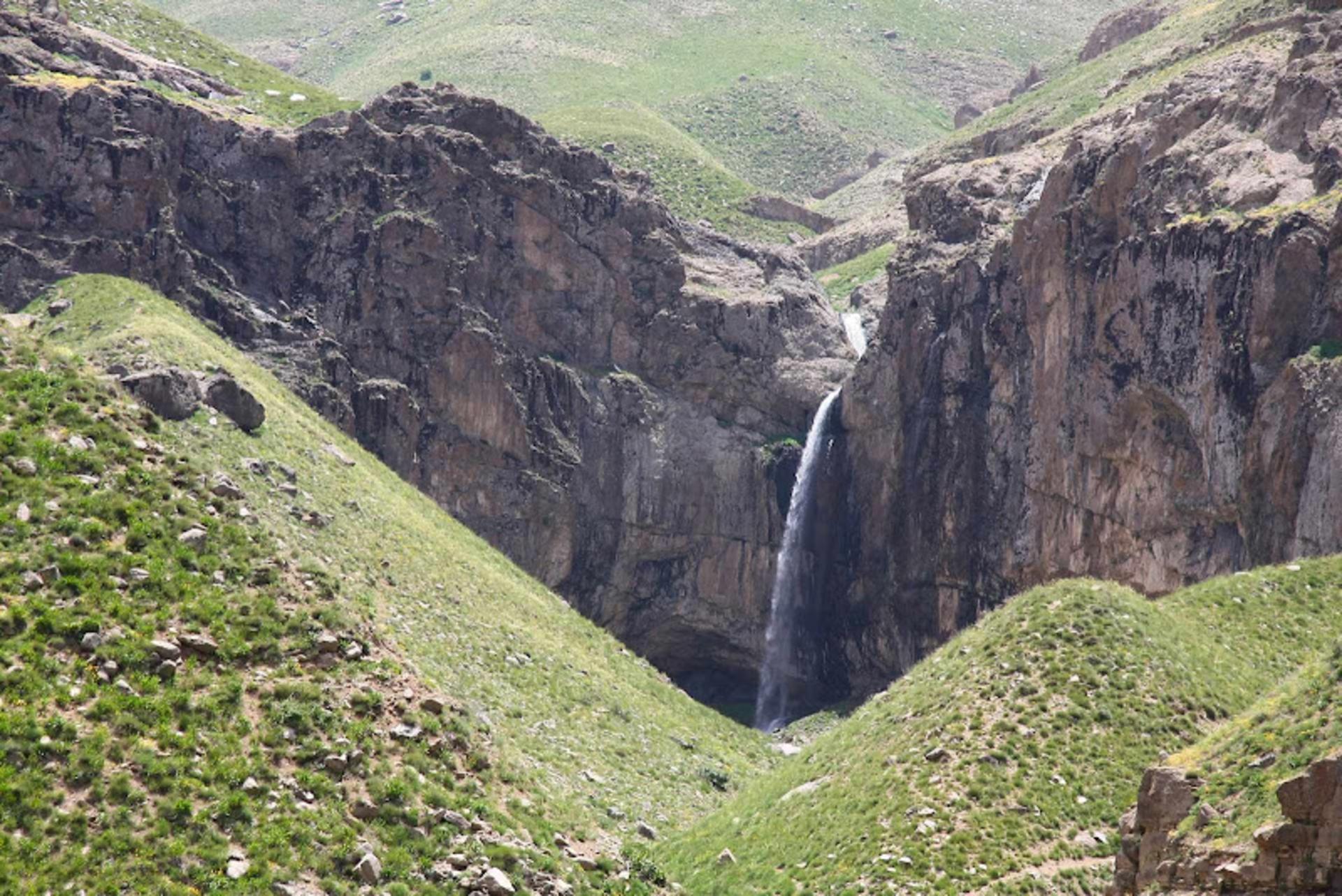 طبیعت زیبای آبشار خور در فصل تابستان