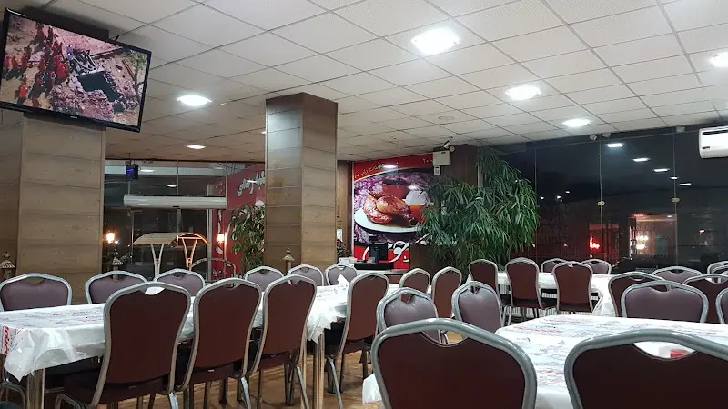 فضای داخلی رستوران اکبر جوجه کلبادی شاهرود
