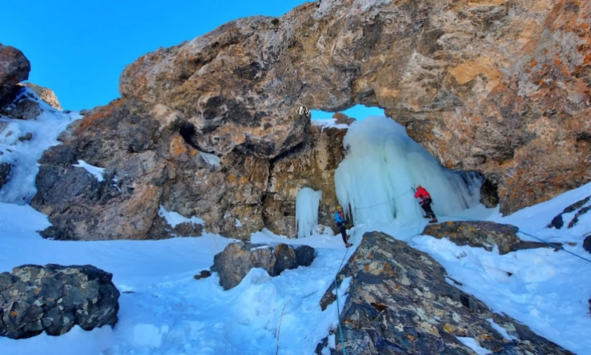 یخ نوردی از آبشار خور در زمستان