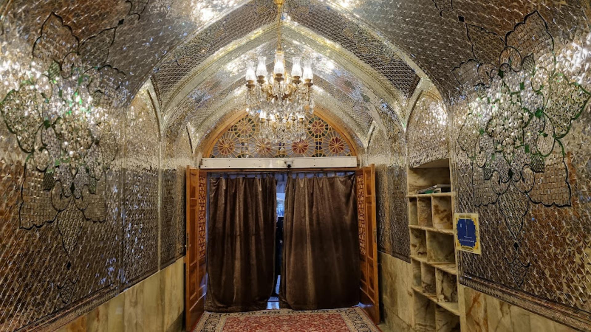 آینه کاری زیبا در درب ورودی شاهچراغ شیراز