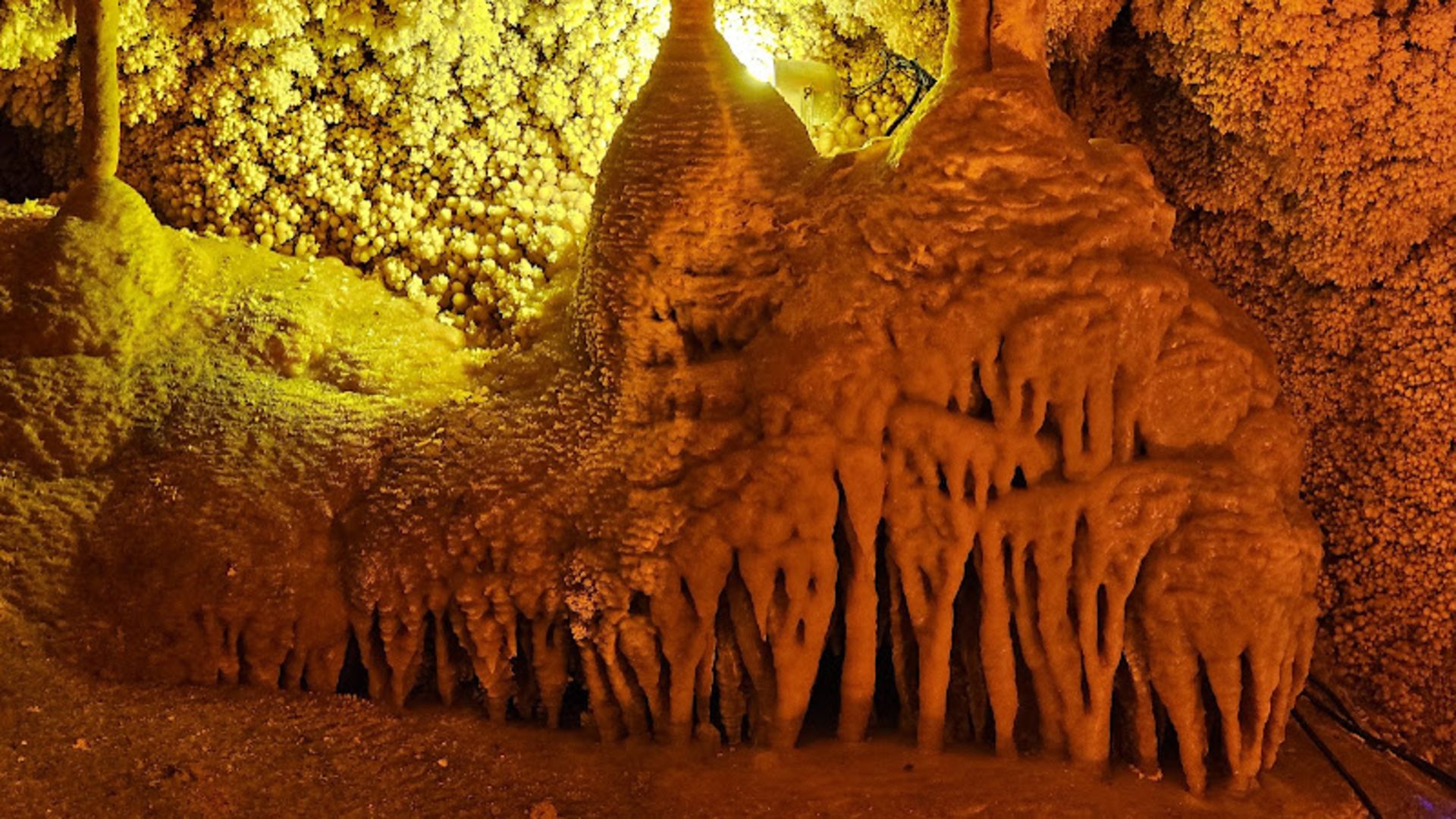 قندیل ها و ستون های آهکی غار کتله خور