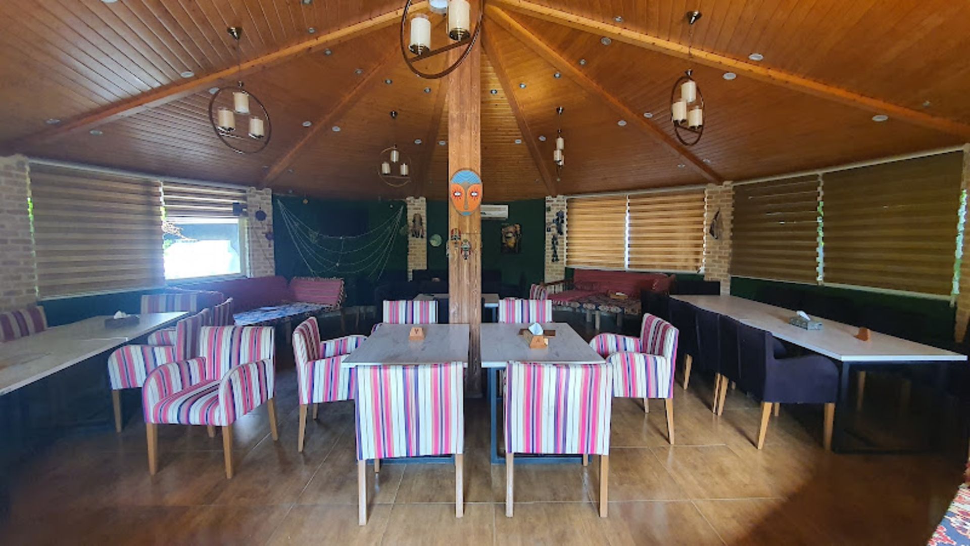 فضای داخلی رستوران سنتی شو بابلسر