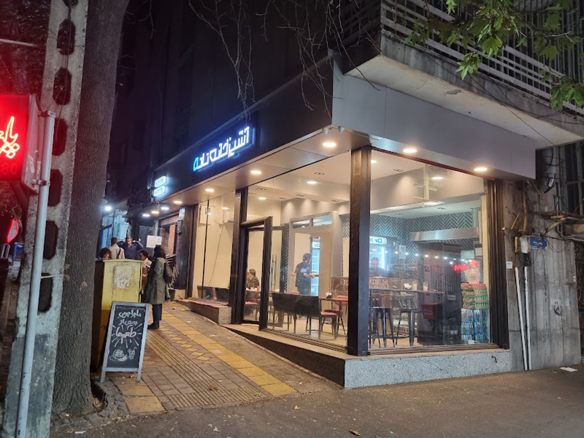 محیط بیرونی آشپزخانه تاده در شب