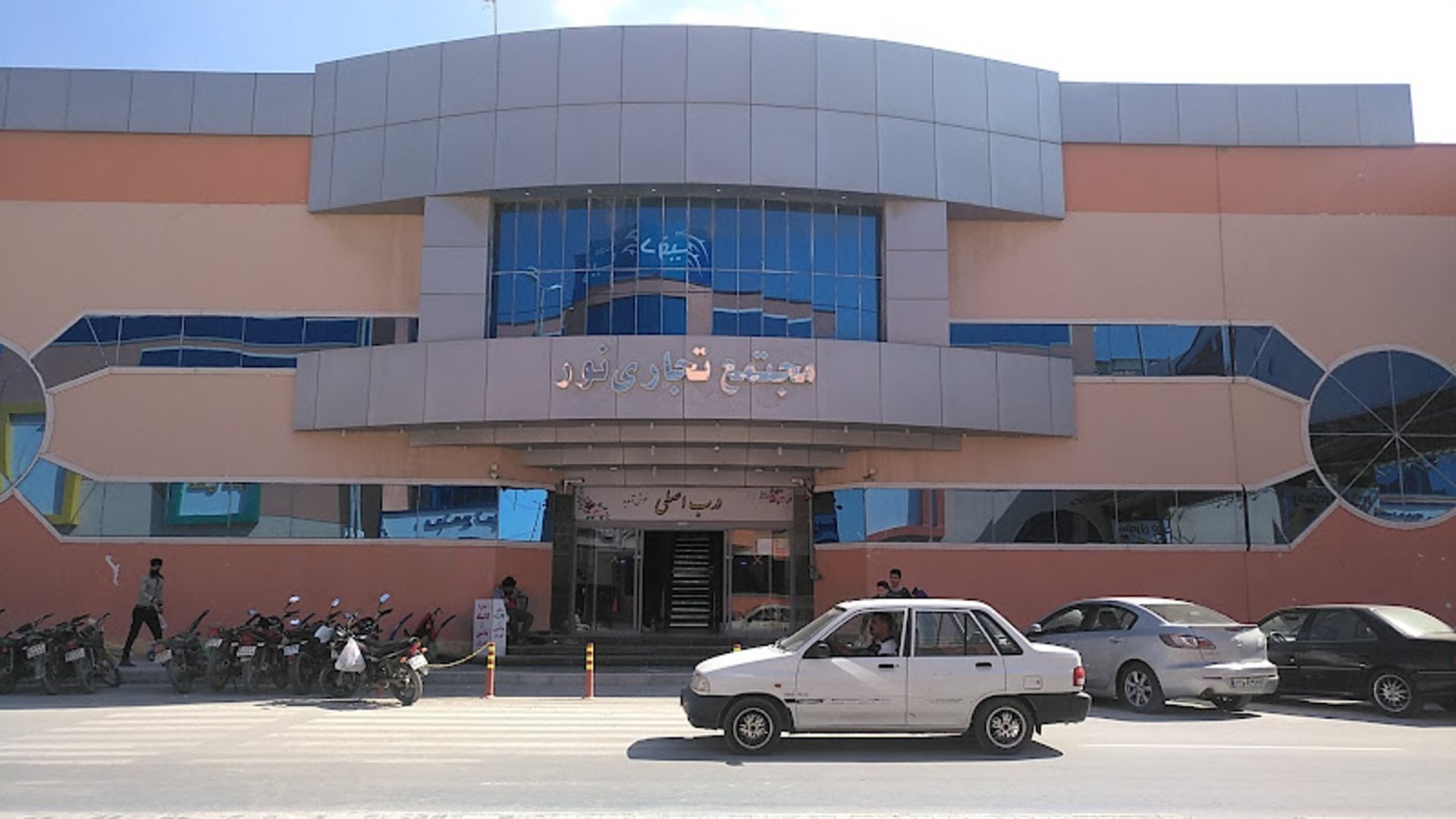 تردد خودروها در مقابل مرکز خرید نور درگهان