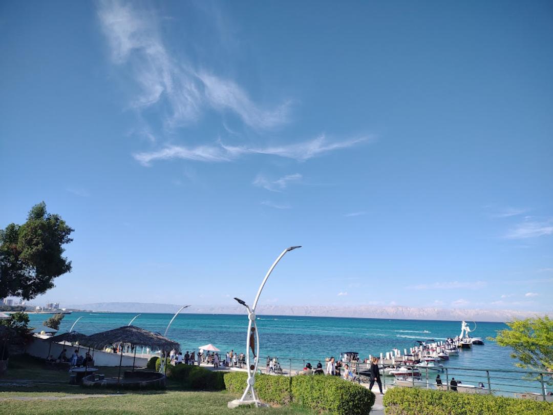 ساحل مرجان کیش با آسمان آبی