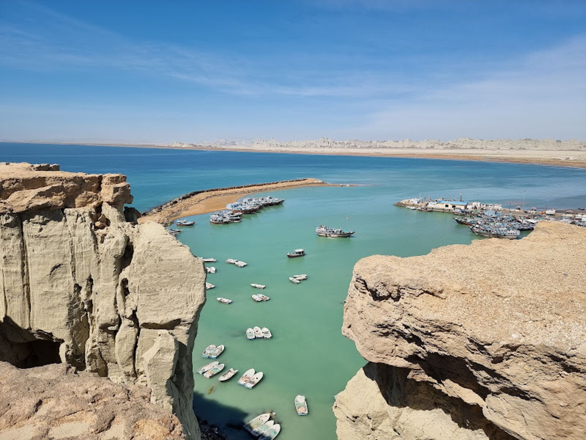 قایق ها در ساحل صخره ای چابهار