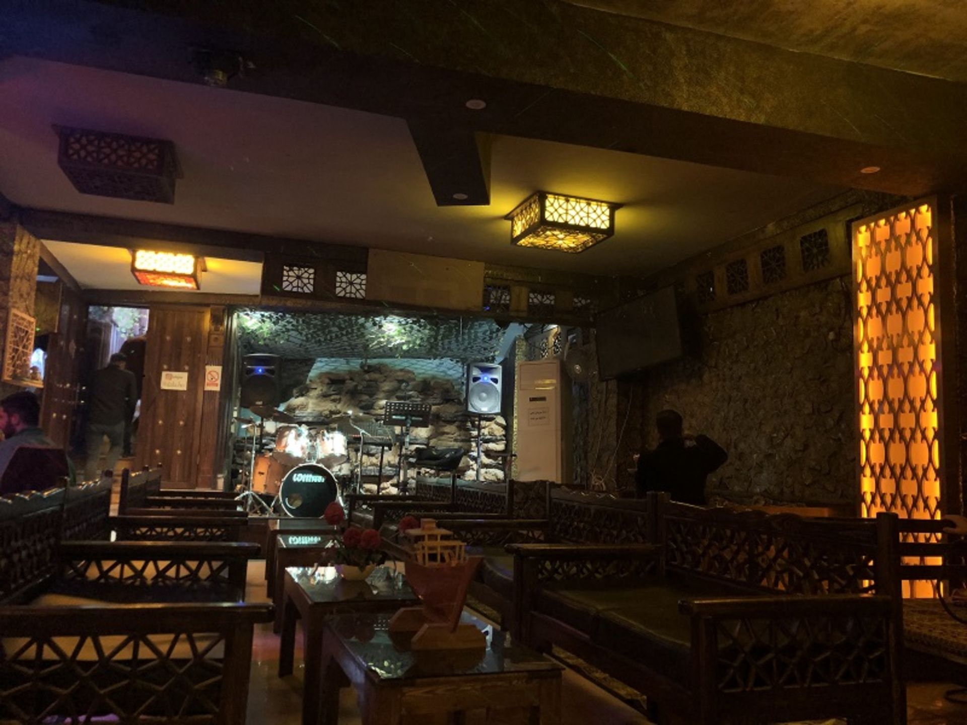 فضای داخلی و دکوراسیون چوبی کافه دالاهو قشم