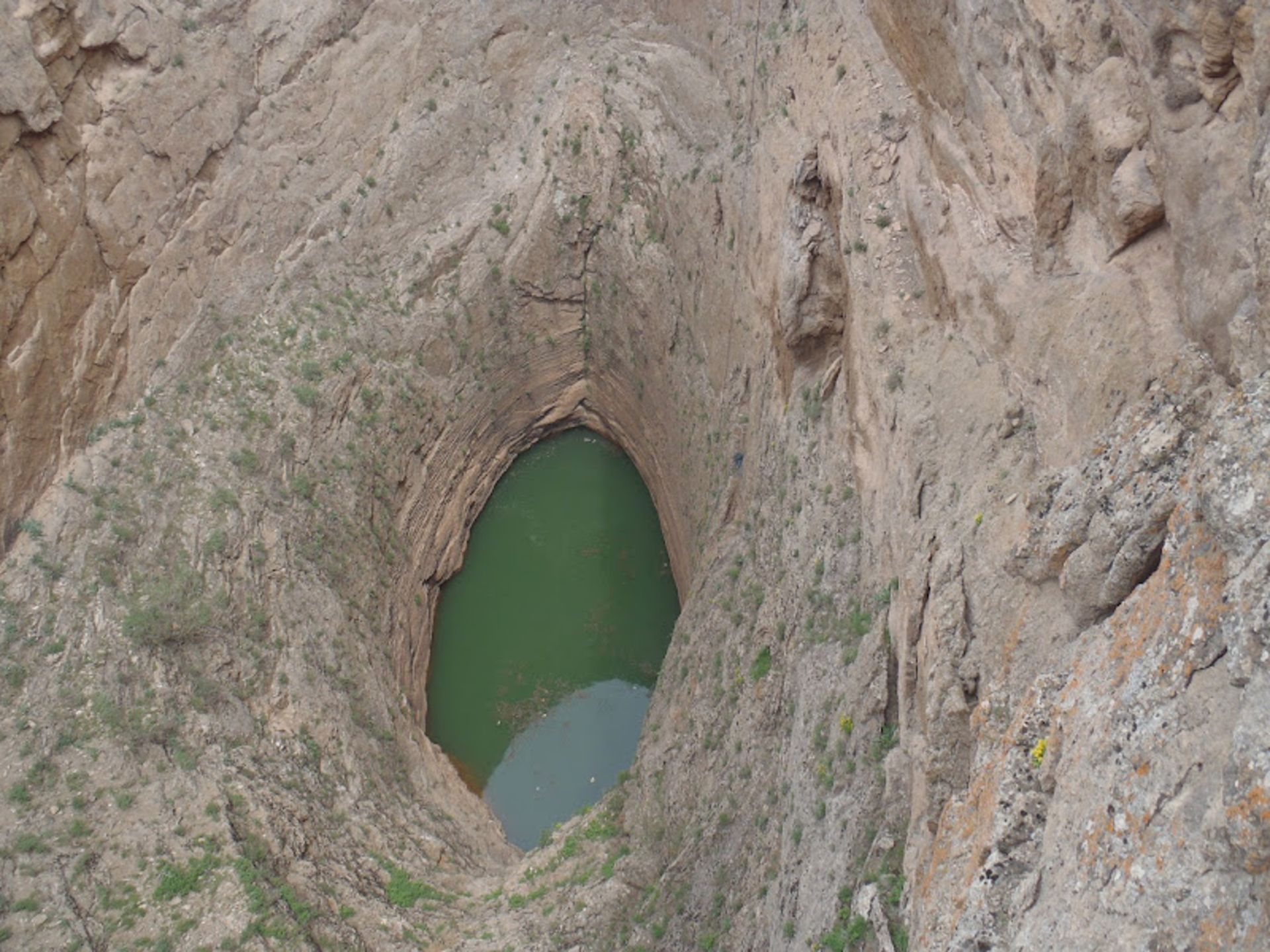 دهانه گشاد زندان برنجه در نزدیکی تکاب