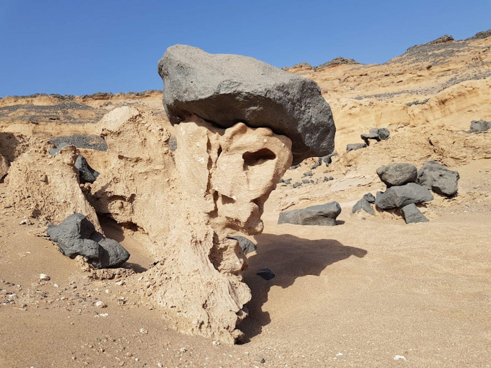 گندم بریان با سنگ های عجیب و حفره دار