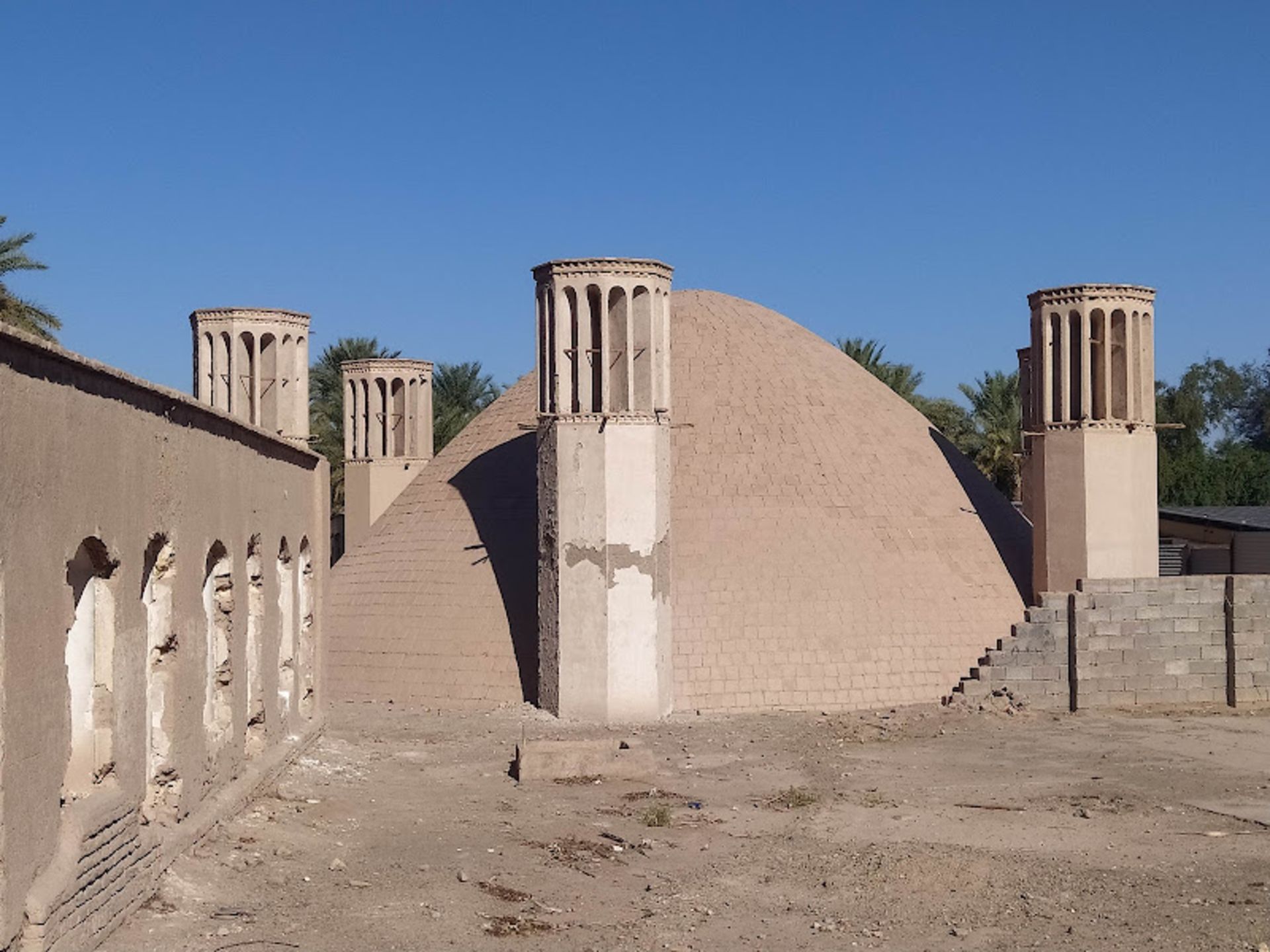 آب انبار تاریخی شهداد با بادگیرهای معروف