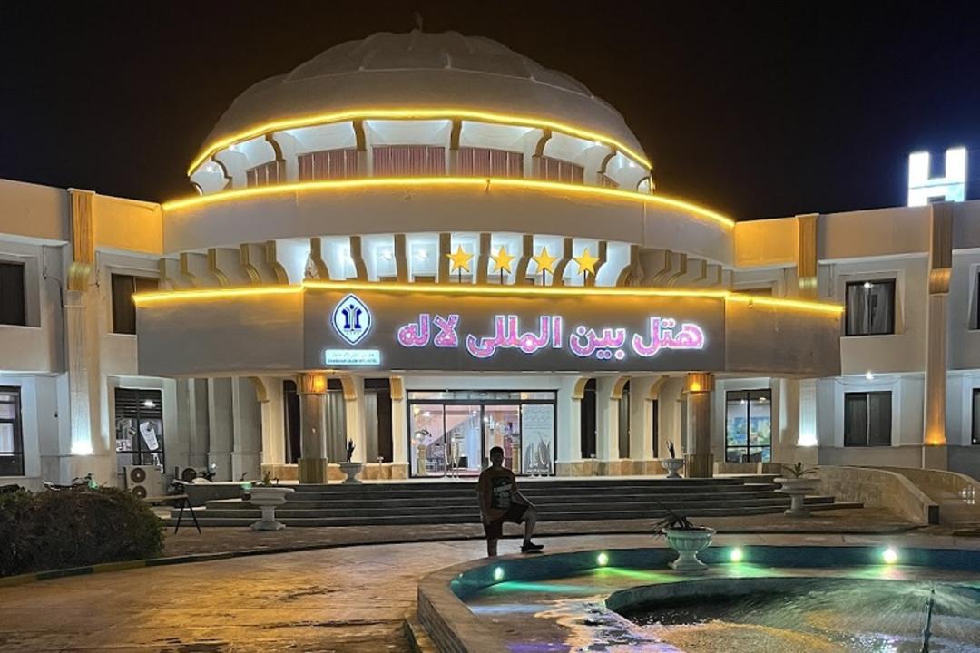 ورودی هتل لاله چابهار در شب