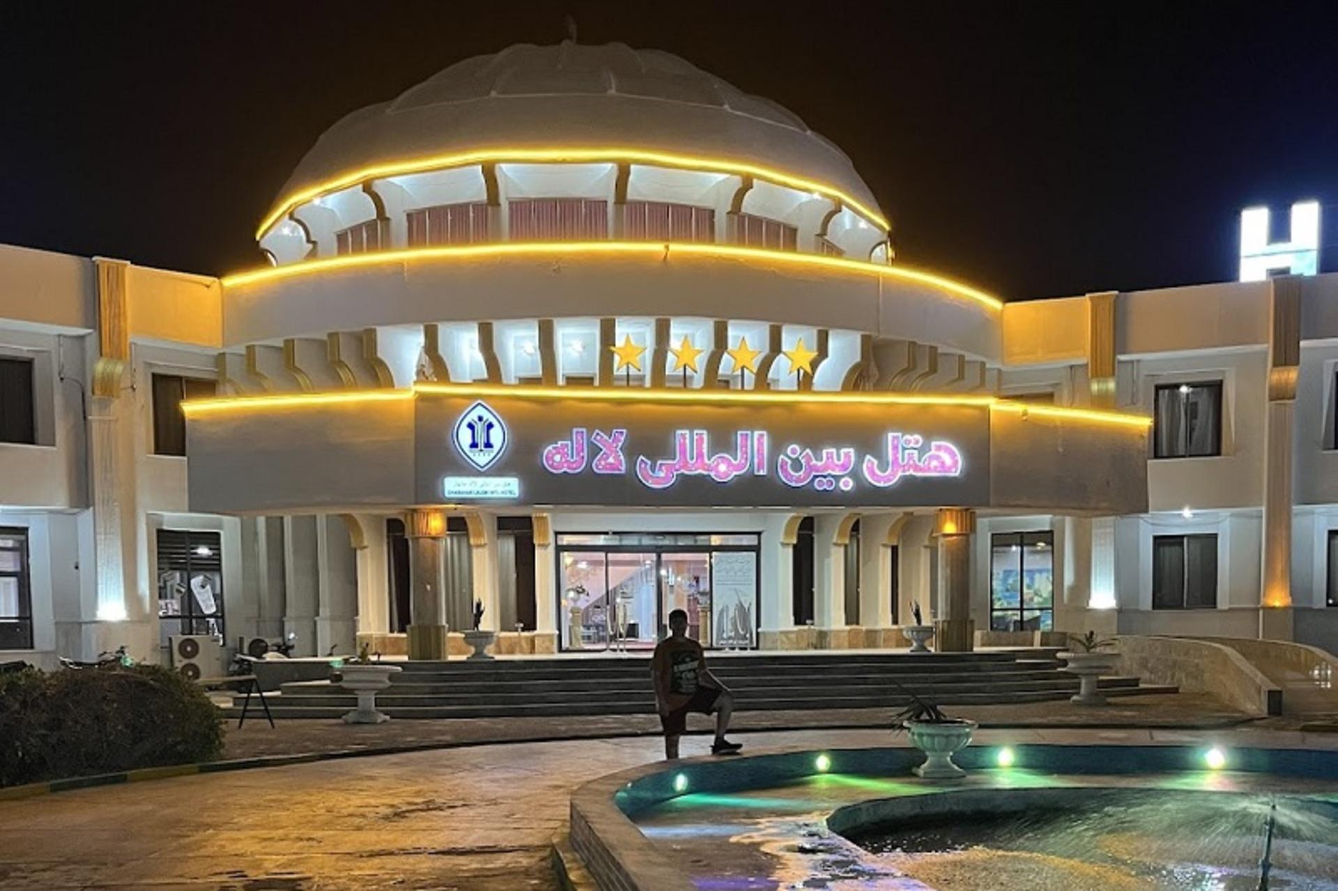ورودی هتل لاله چابهار در شب