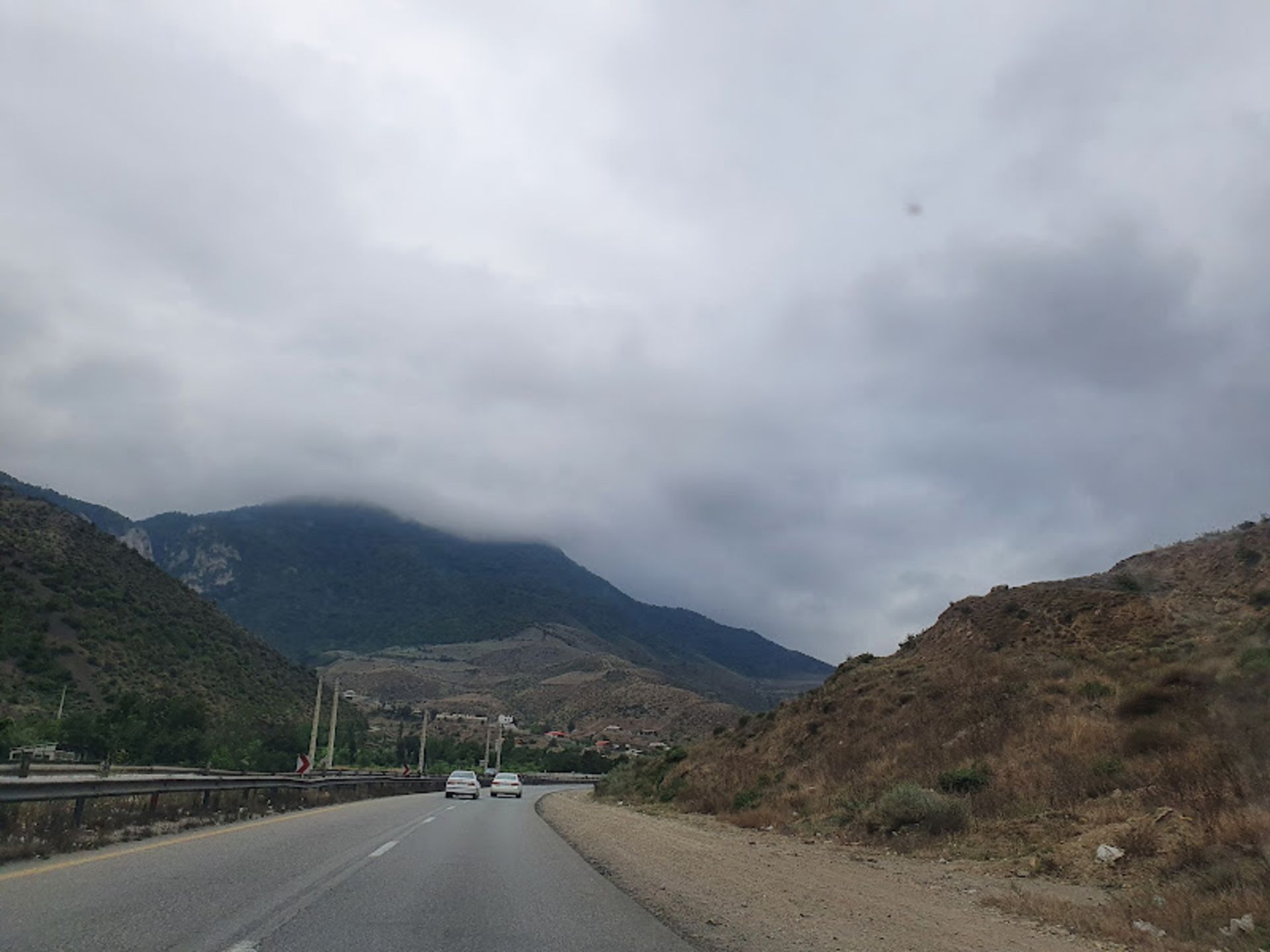 جاده فیروز کوه با آسمانی مه آلود
