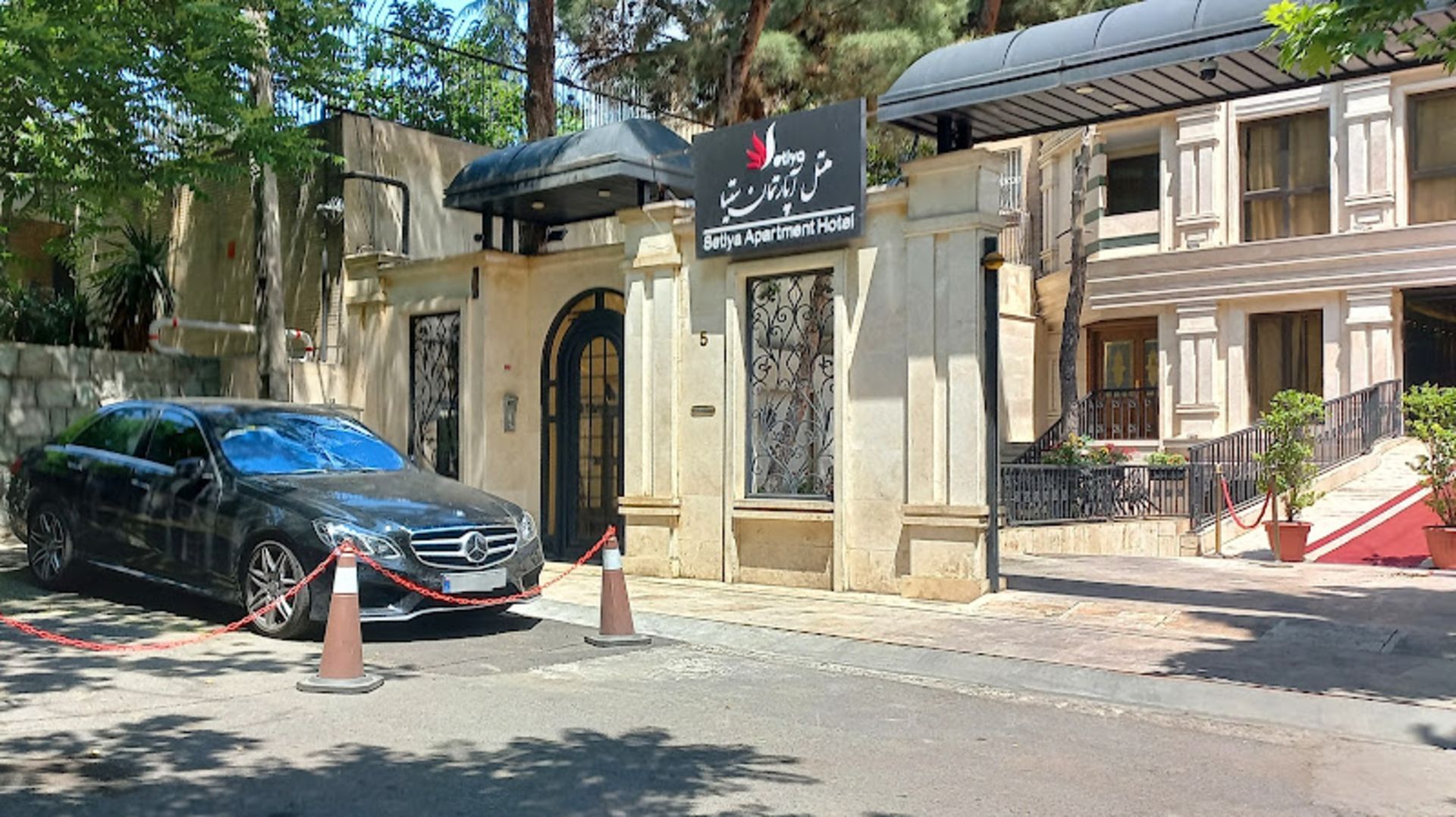 درب ورودی هتل آپارتمان ستیا