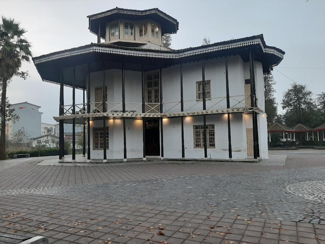 عمارت کلاه فرنگی در باغ محتشم رشت