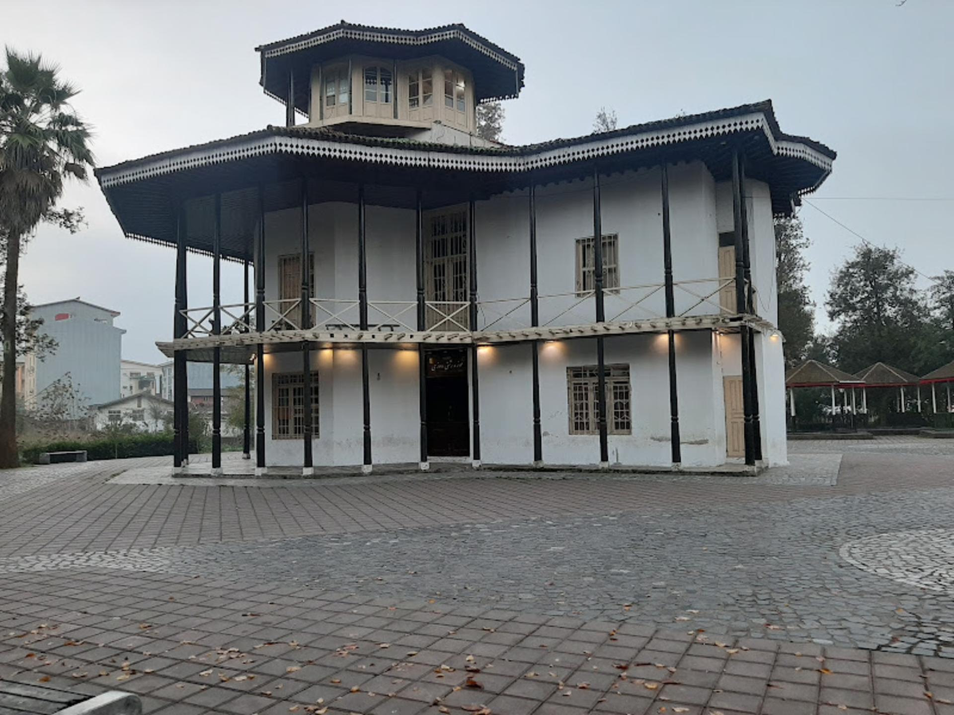 عمارت کلاه فرنگی در باغ محتشم رشت