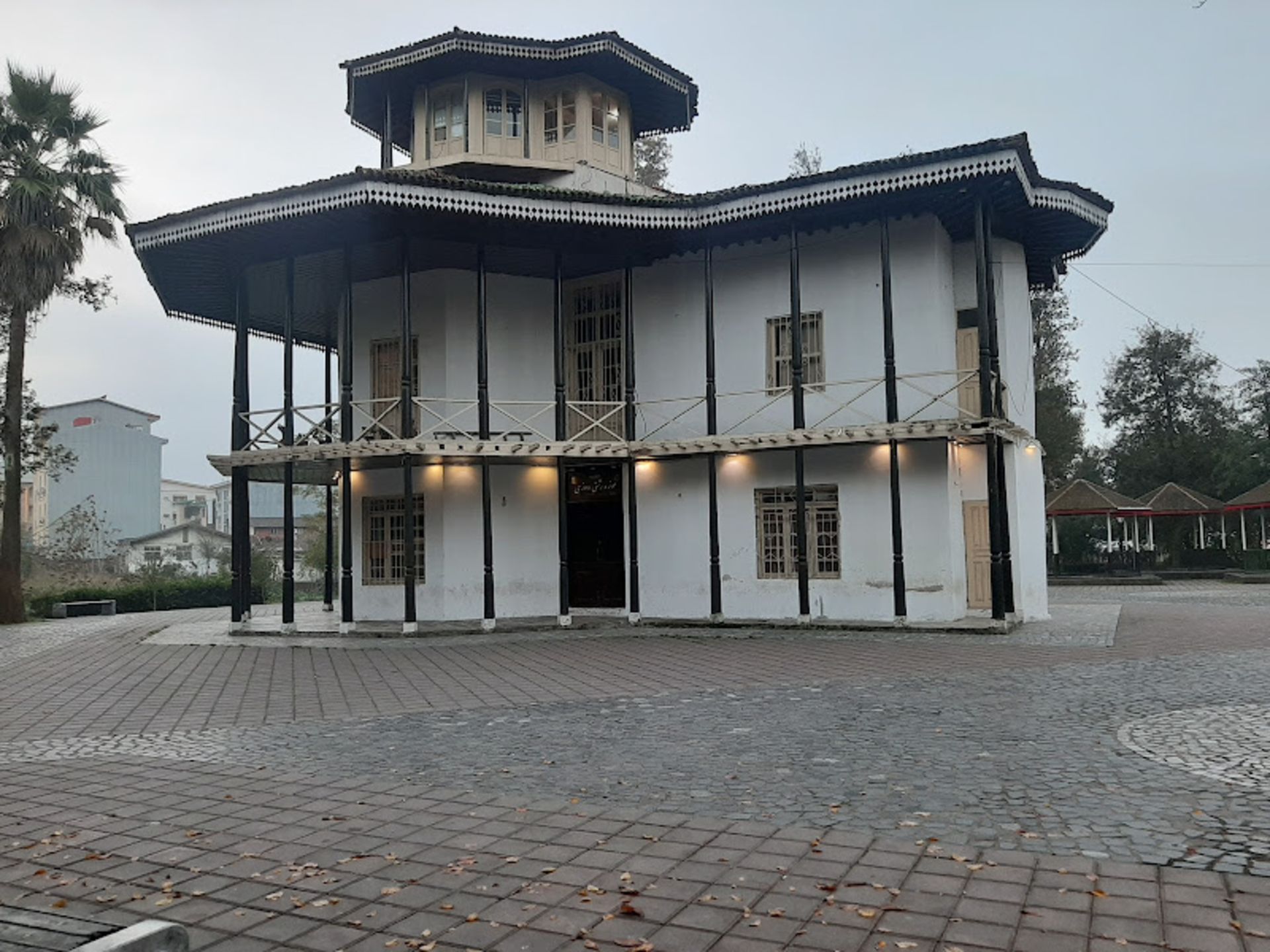 عمارت کلاه فرنگی در باغ محتشم رشت
