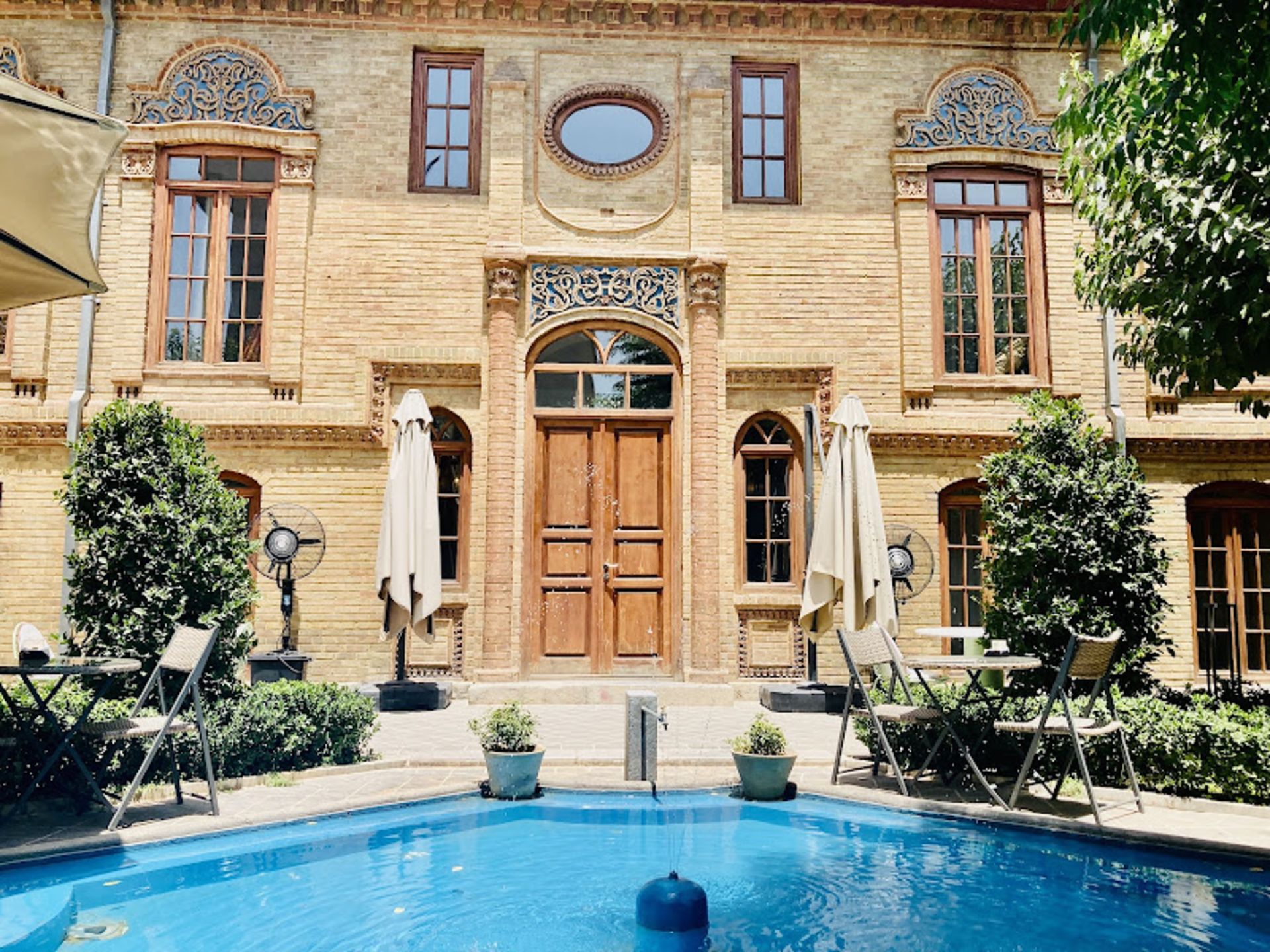 حیاط حوض دار بوتیک هتل نظامیه 