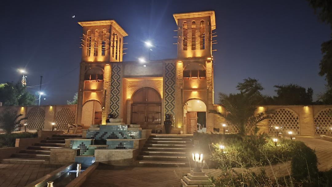 درب ورودی مجموعه گردشگری ریتاج در شب