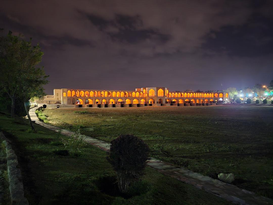 پل خواجو در شب با آسمان ابری