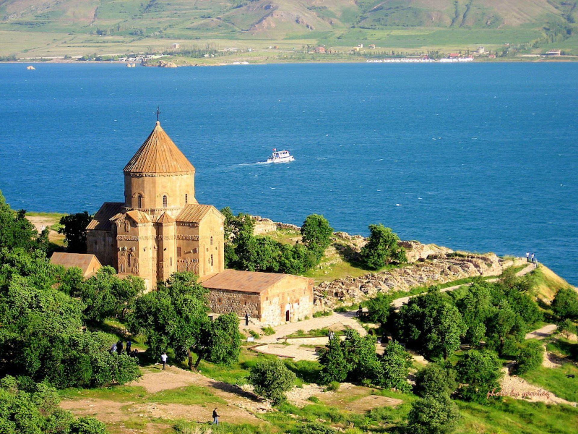 نمایی از دریاچه وان با بنایی با شکوه در شهر وان 