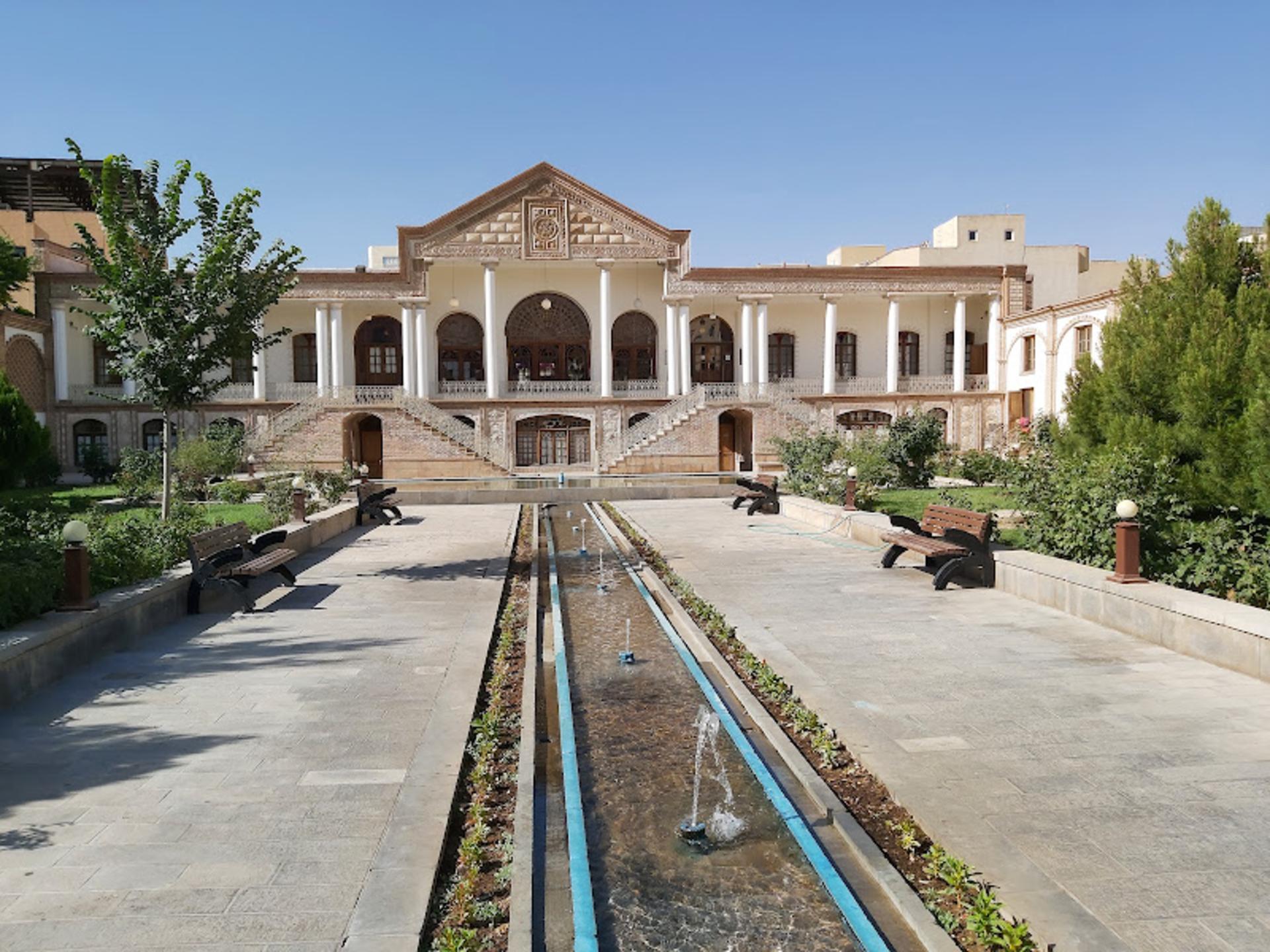 محوطه بیرونی و عمارت موزه قاجار
