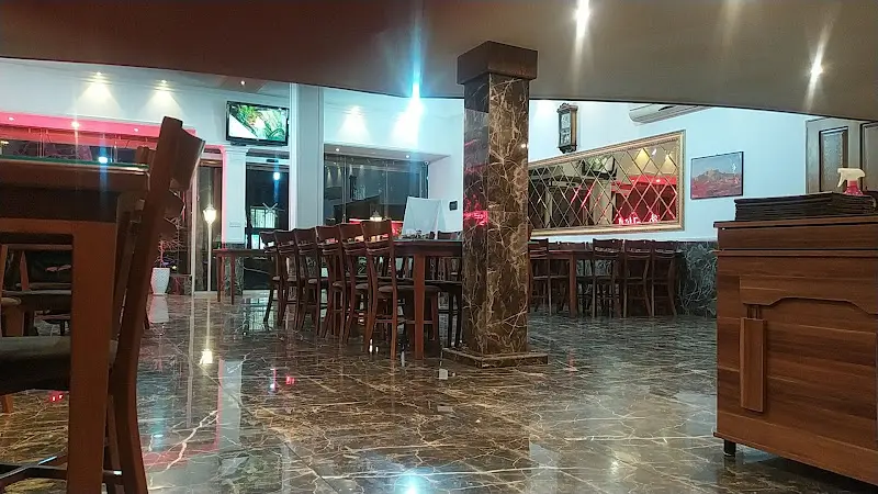 دکوراسیون قهوه ای رنگ رستوران شهری شاهرود