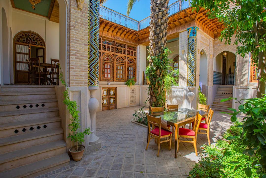 میز و صندلی در حیاط بوتیک هتل ایرانمهر شیراز