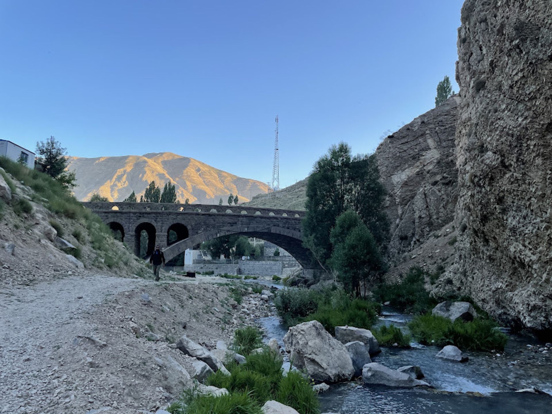پل سنگی ابتدای دره زمان