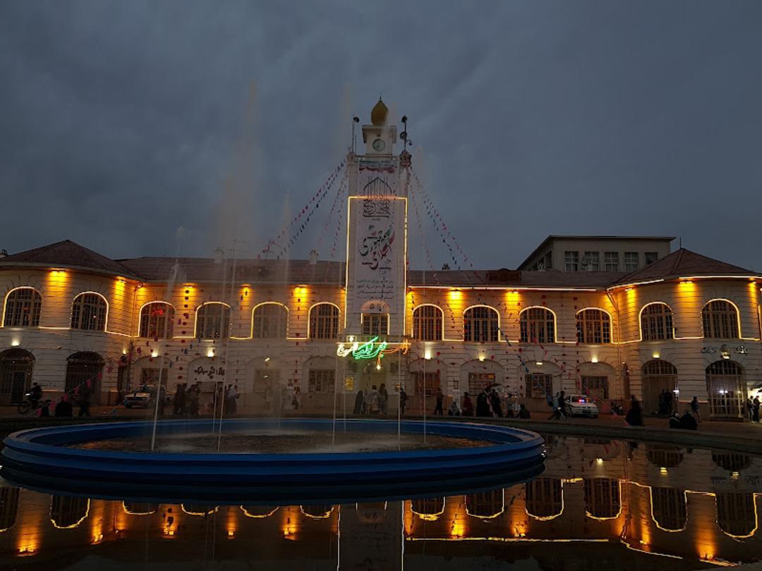 میدان شهرداری رشت در شب