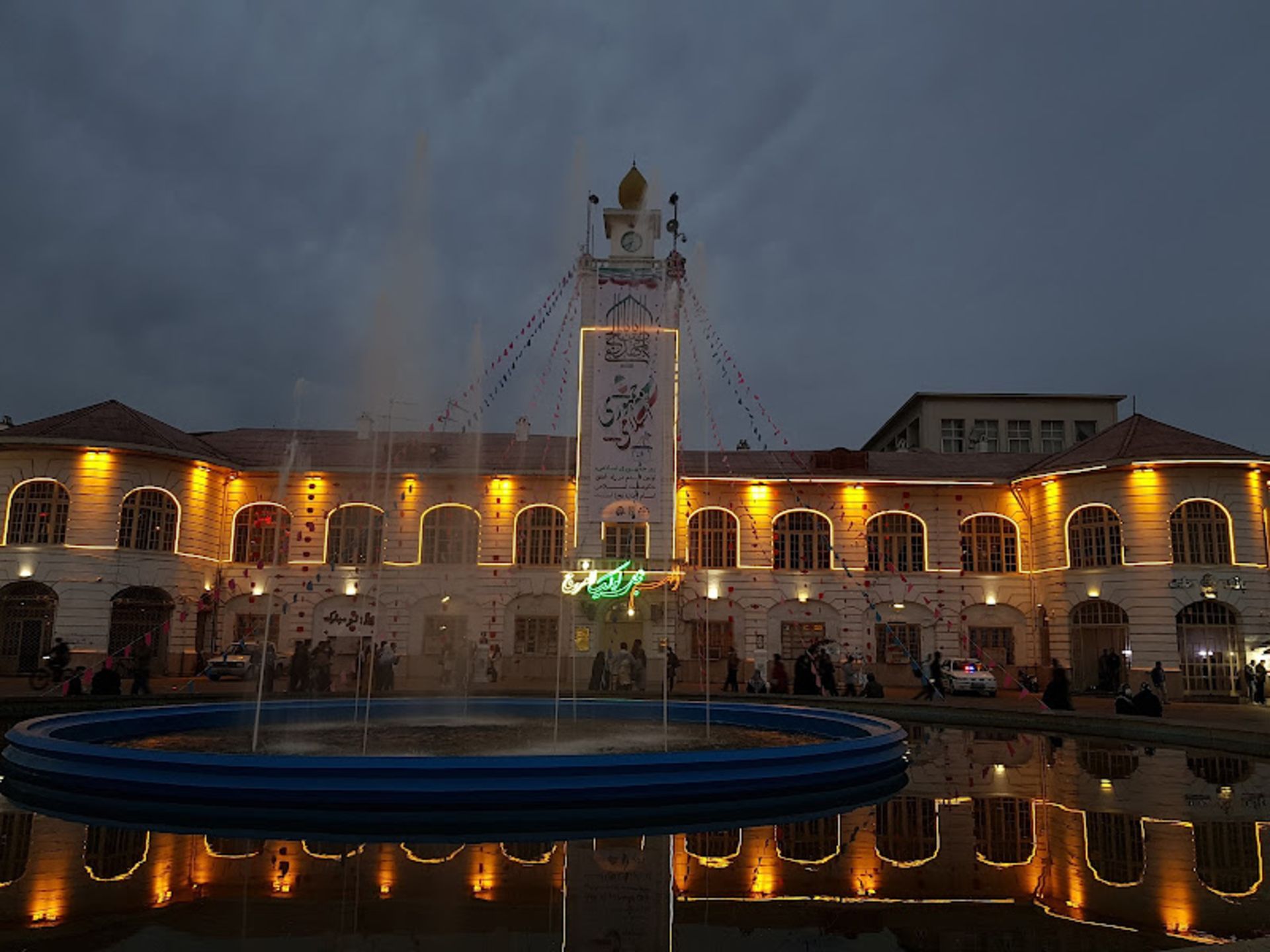 میدان شهرداری رشت در شب