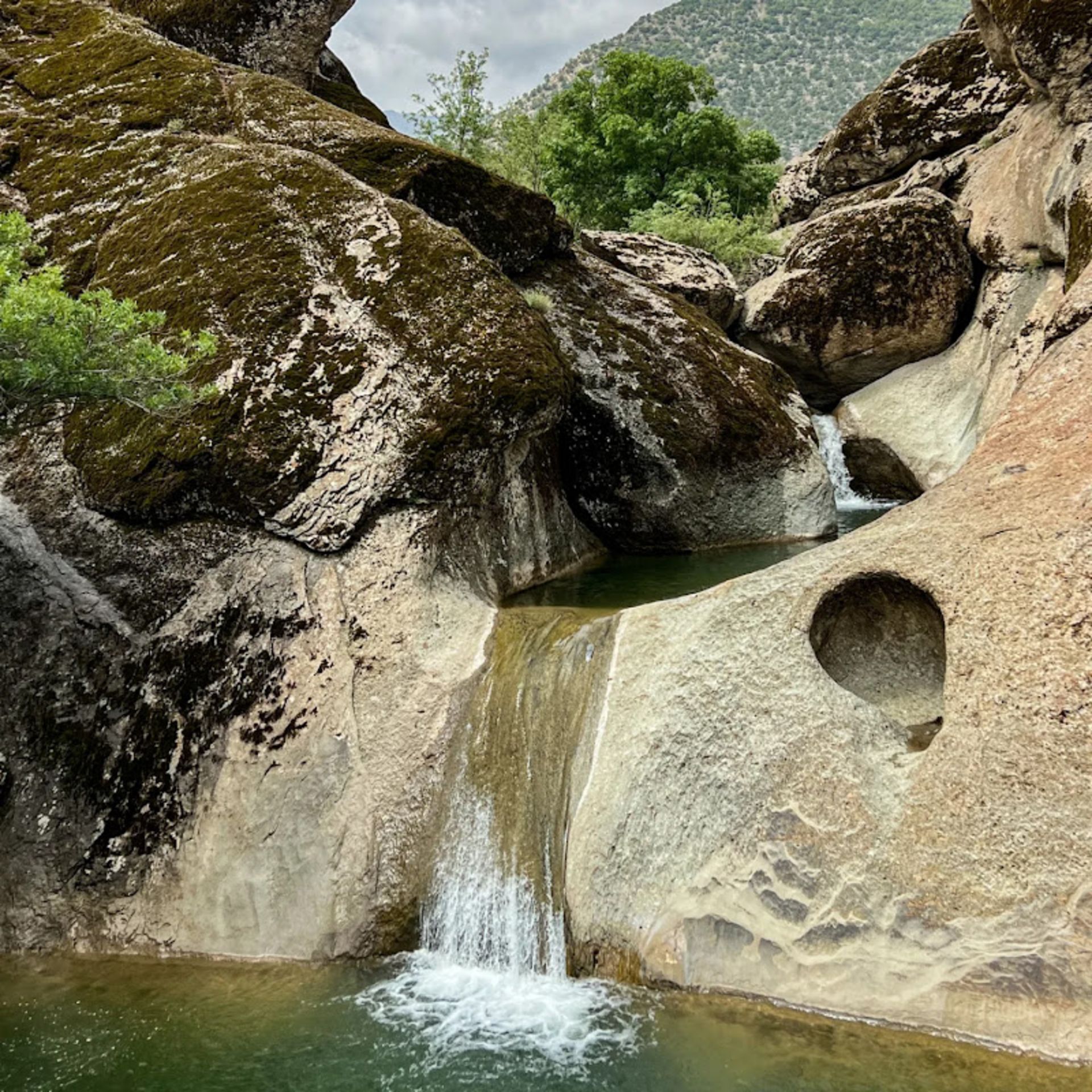 آبشار پیازه از میان صخره های عظیم